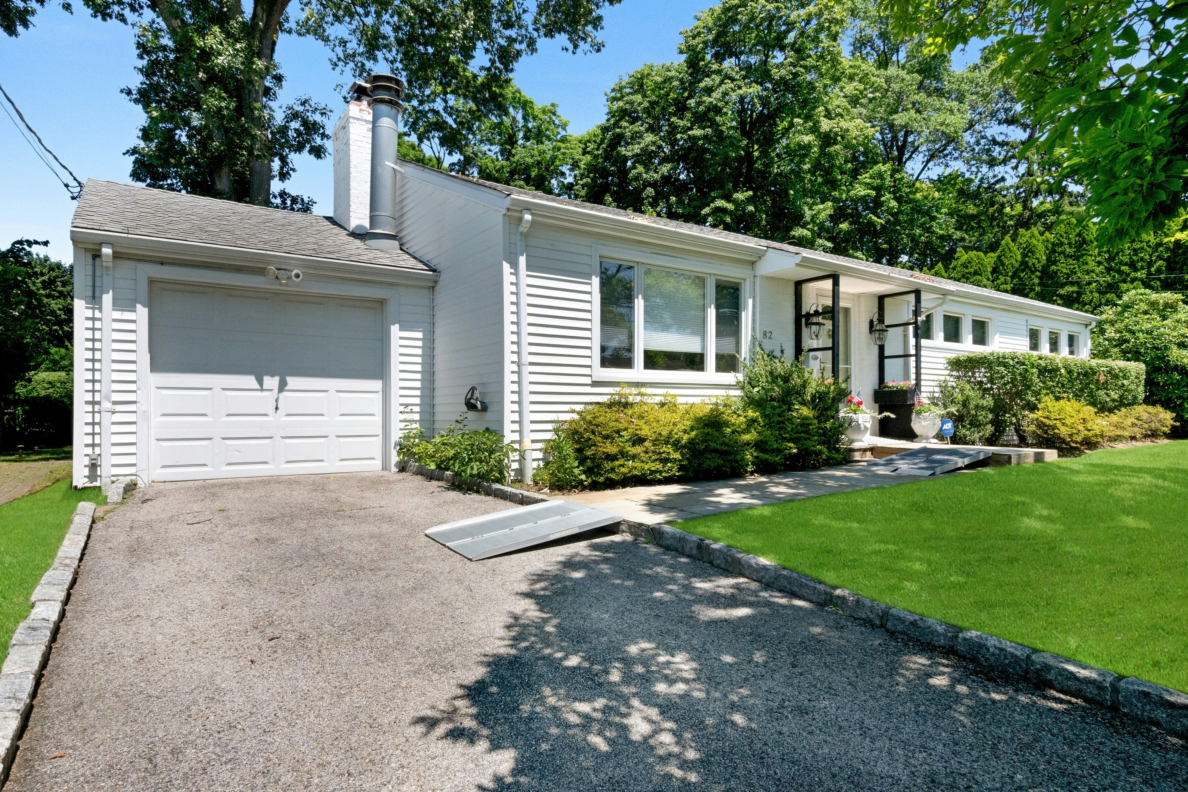  Charming three-bedroom, two bath ranch feels like home the moment you walk in - 物件實景