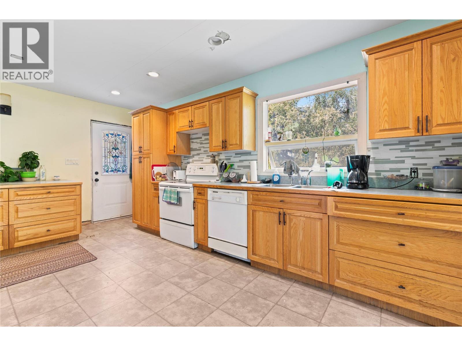 SALMON ARM, British Columbia, V1E 1J3, CA, 4 Bedrooms Bedrooms, ,2 BathroomsBathrooms,Residential,For Sale,1950734
