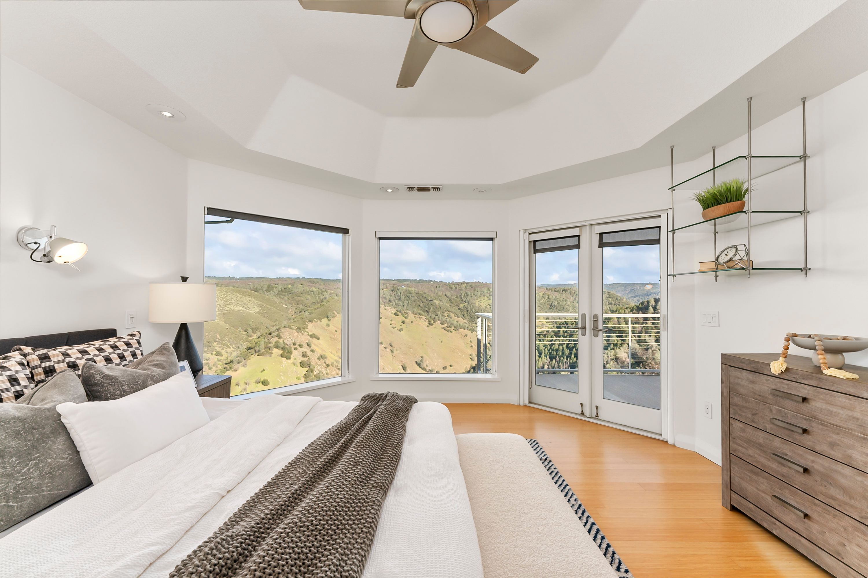  River Views • Pool • A Striking Estate That Makes a Statement - 物件實景