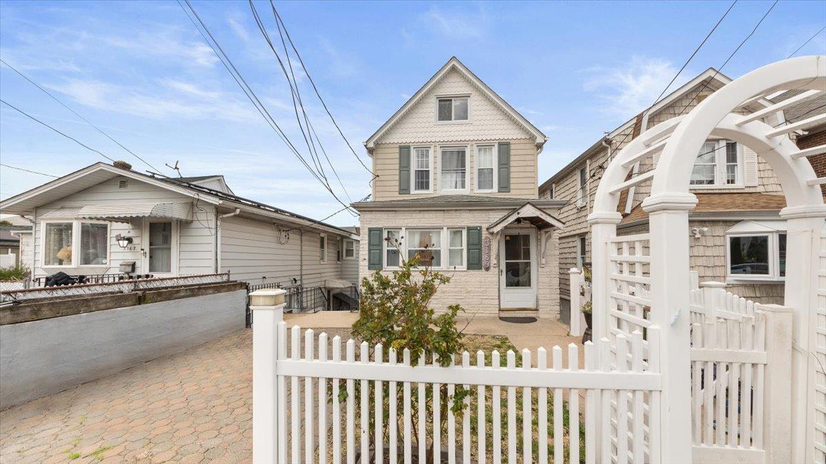 Bronx, New York, 10465, United States, 5 Bedrooms Bedrooms, ,4 BathroomsBathrooms,Residential,For Sale,1900837