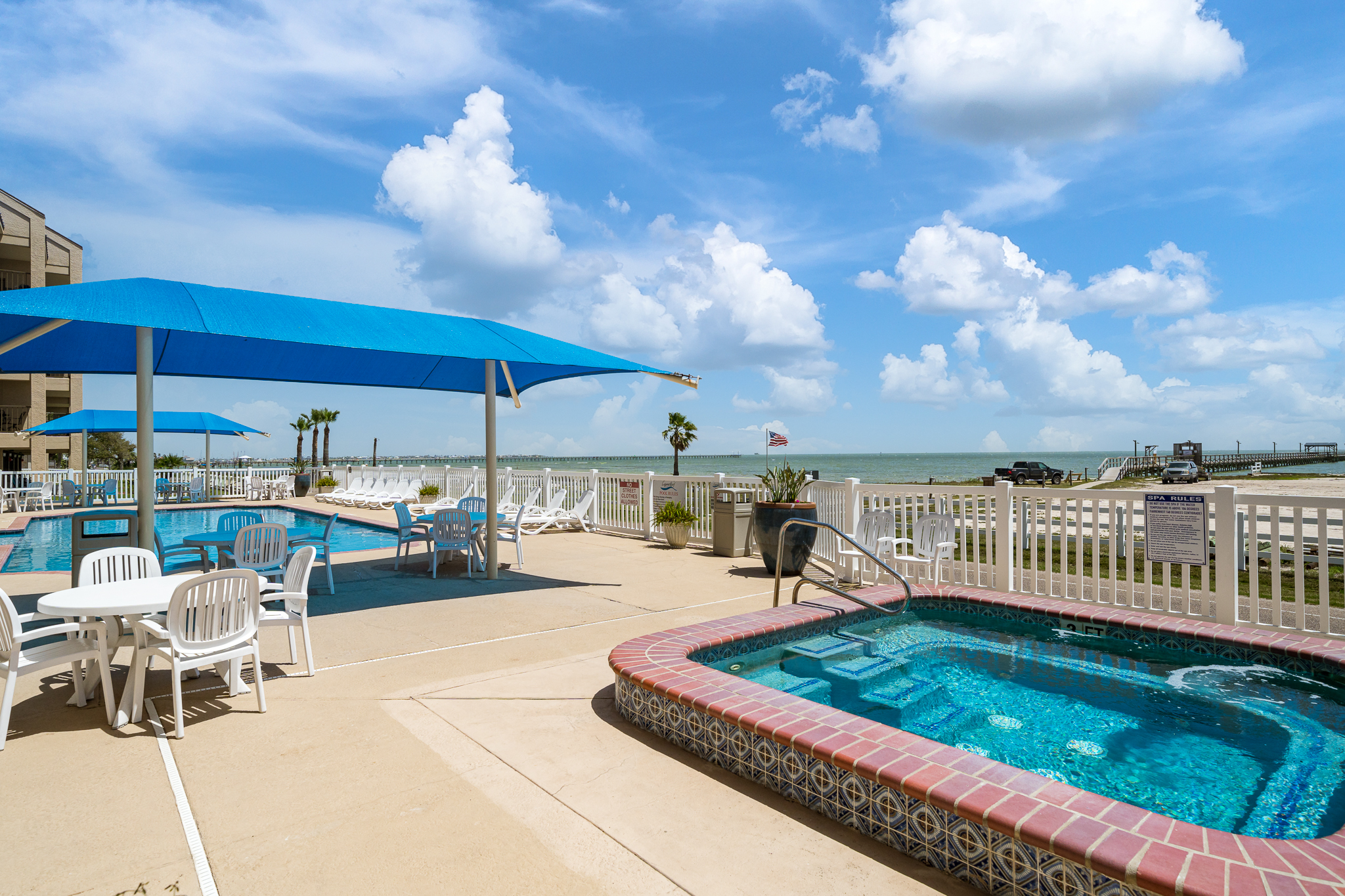  STUNNING WATERFRONT CONDO WITH MODERN UPDATES & SPECTACULAR VIEWS - 物件實景