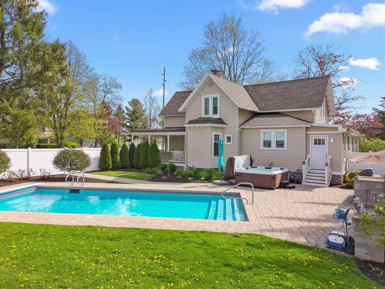 Lake Geneva, Wisconsin, 53147, United States, 4 Bedrooms Bedrooms, ,2 BathroomsBathrooms,Residential,For Sale,1849872