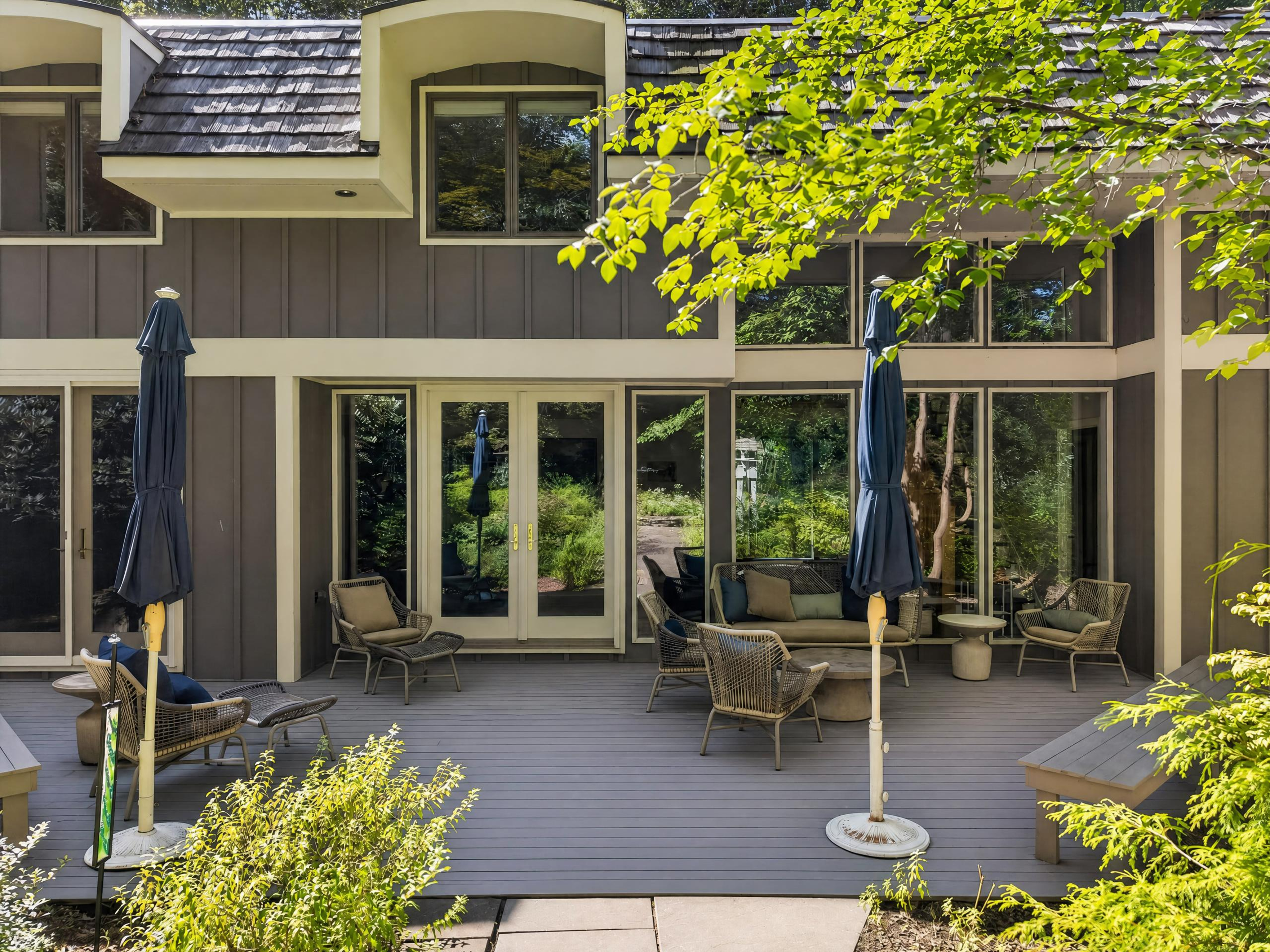  Immaculate Home with Classic Versatile Design Offers Privacy - 物件實景