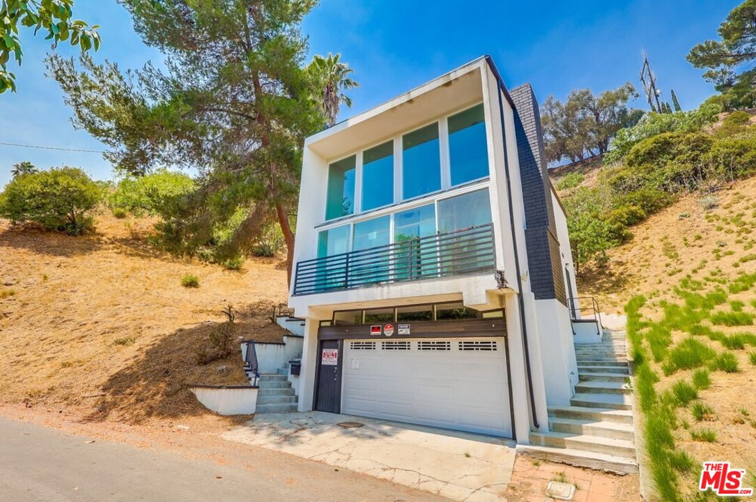 Los Angeles, California, 90046, United States, 3 Bedrooms Bedrooms, ,2 BathroomsBathrooms,Residential,For Sale,1908344