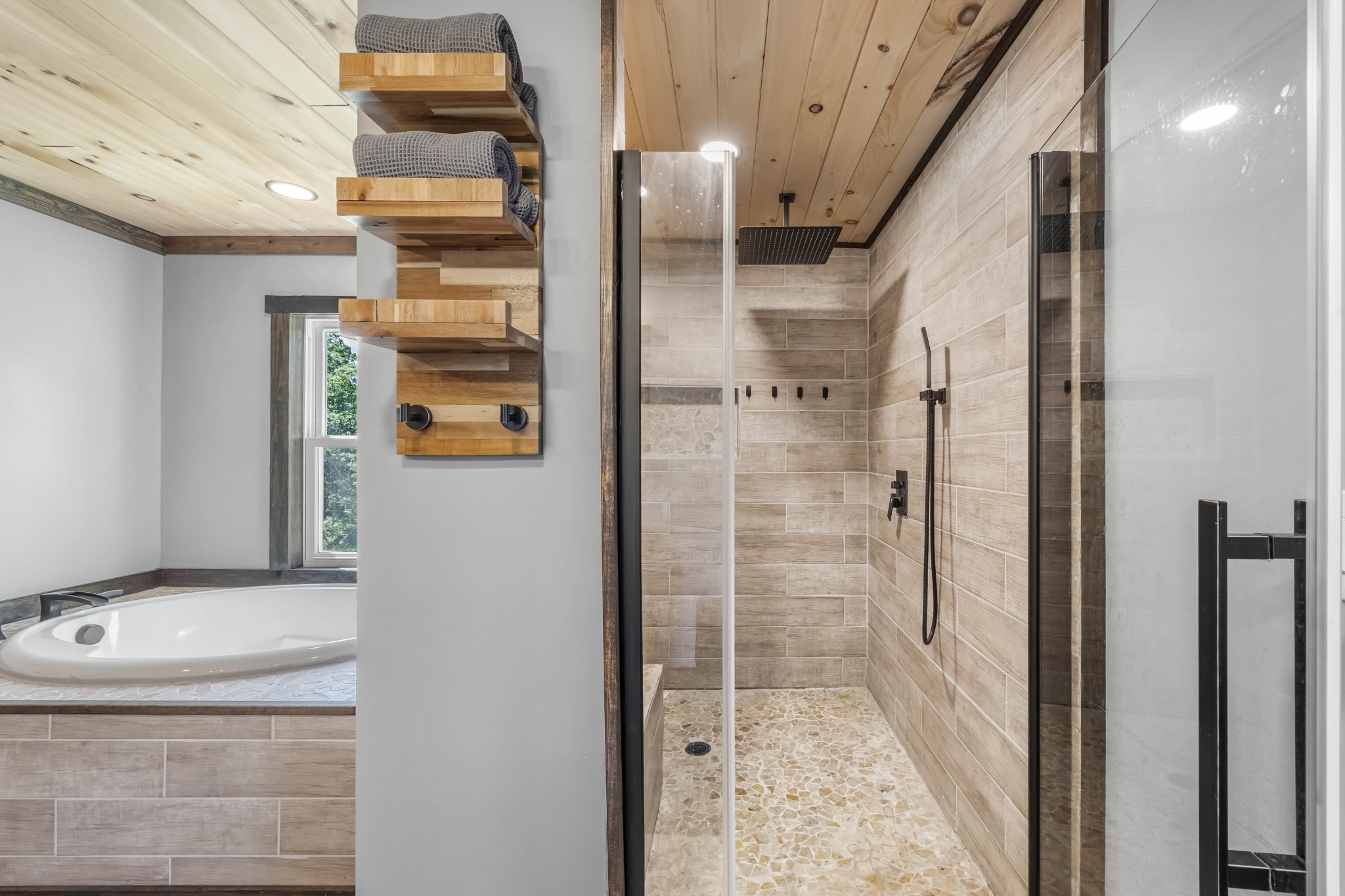 Dover, Tennessee, 37058, United States, 2 Bedrooms Bedrooms, ,2 BathroomsBathrooms,Residential,For Sale,2007547