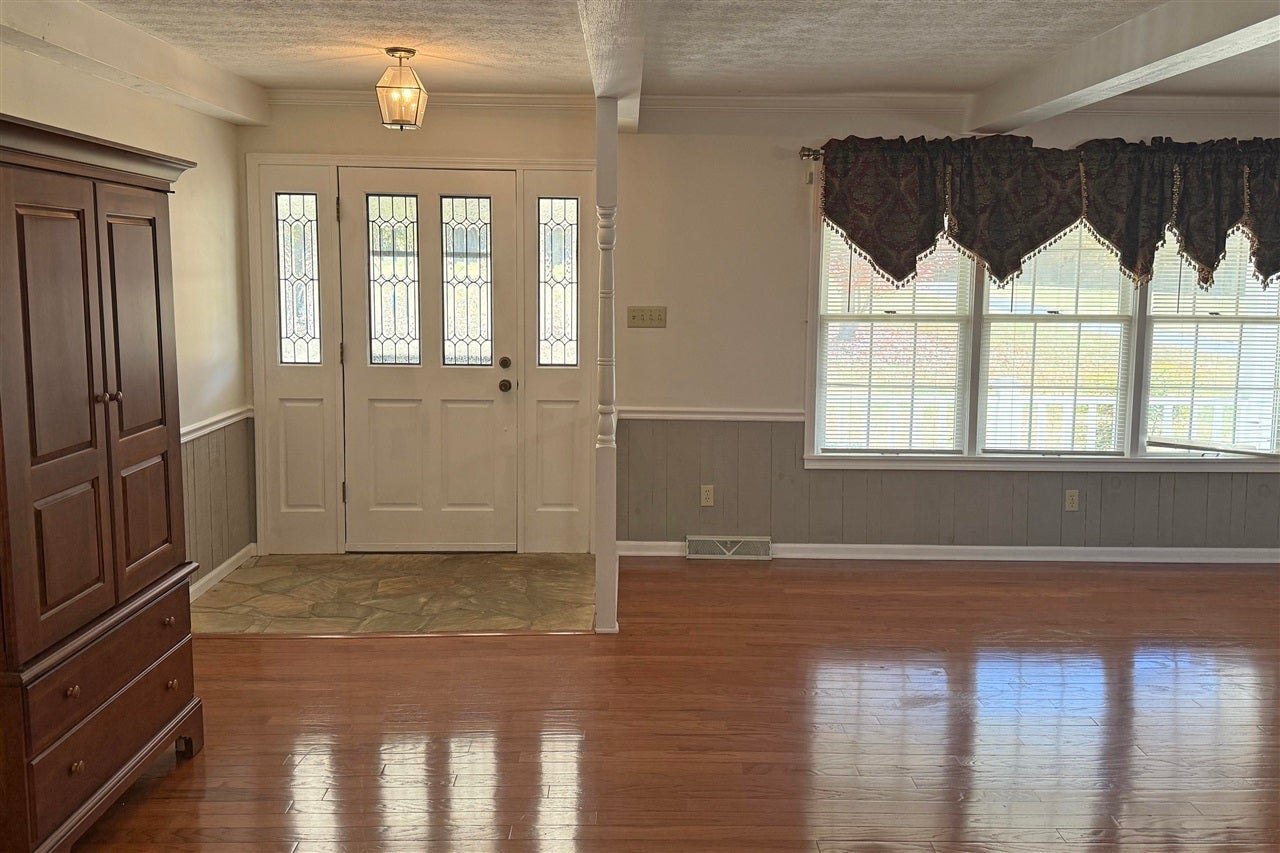 Scottsville, Kentucky, 42164, United States, 4 Bedrooms Bedrooms, ,3 BathroomsBathrooms,Residential,For Sale,1995978