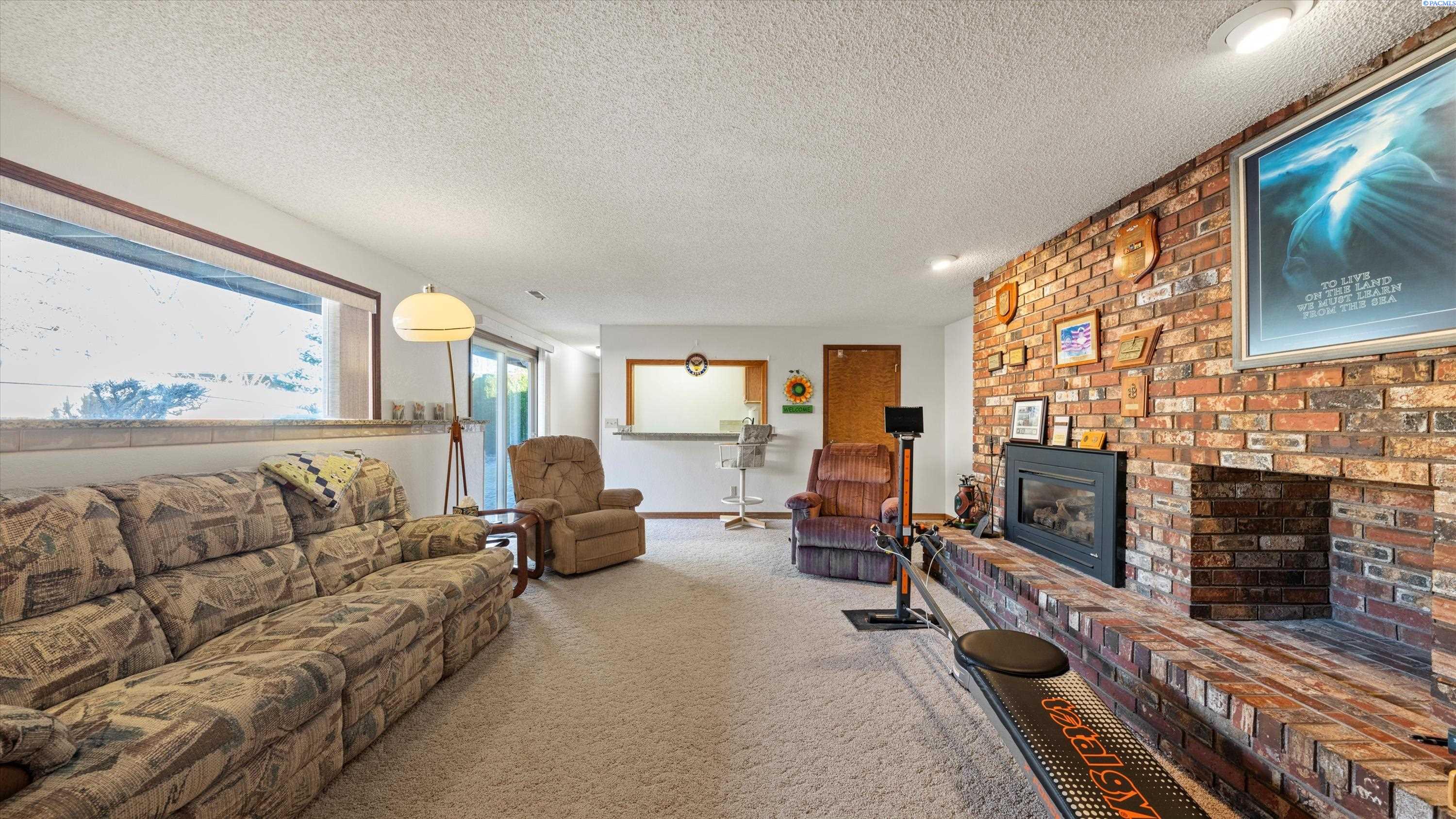 Richland, Washington, 99352, United States, 5 Bedrooms Bedrooms, ,1 BathroomBathrooms,Residential,For Sale,1991452