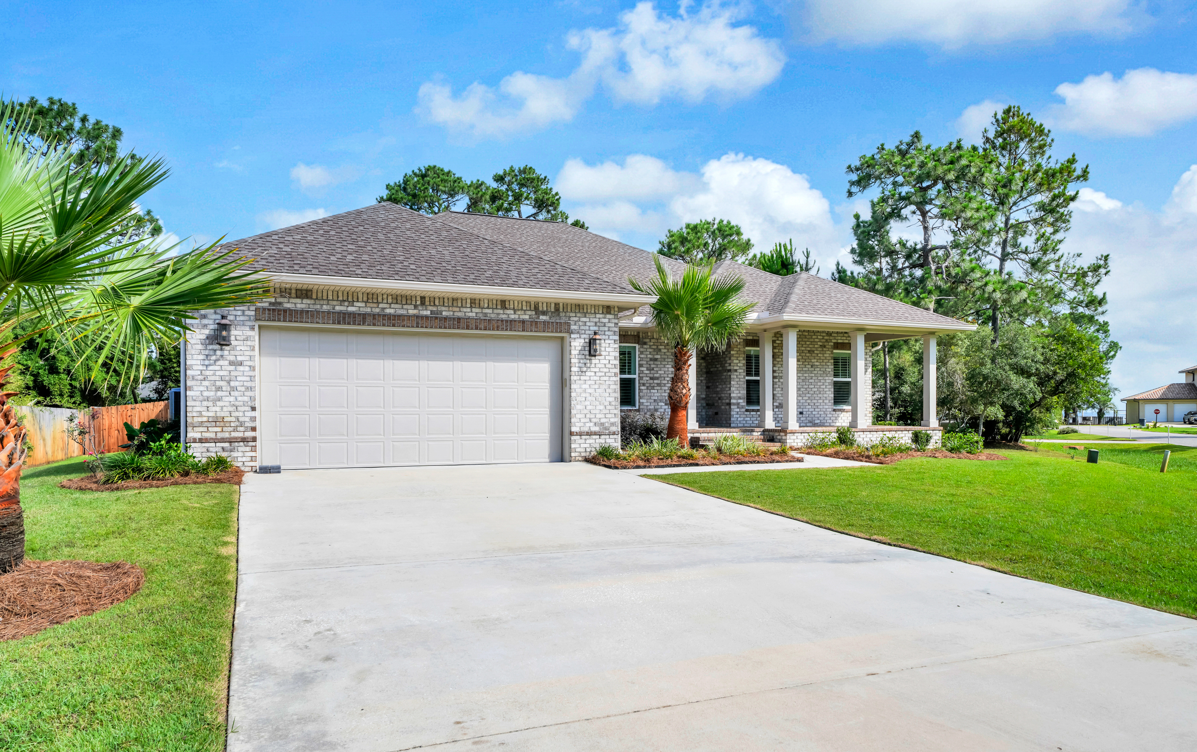  Move-In Ready Brick Home with Spacious Fenced Backyard Near the Bay - 物件實景