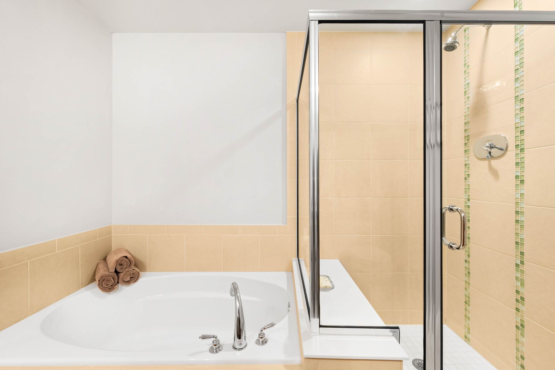  Two Parking Spaces and One of Largest Living/Dining Spaces Downtown - 物件實景