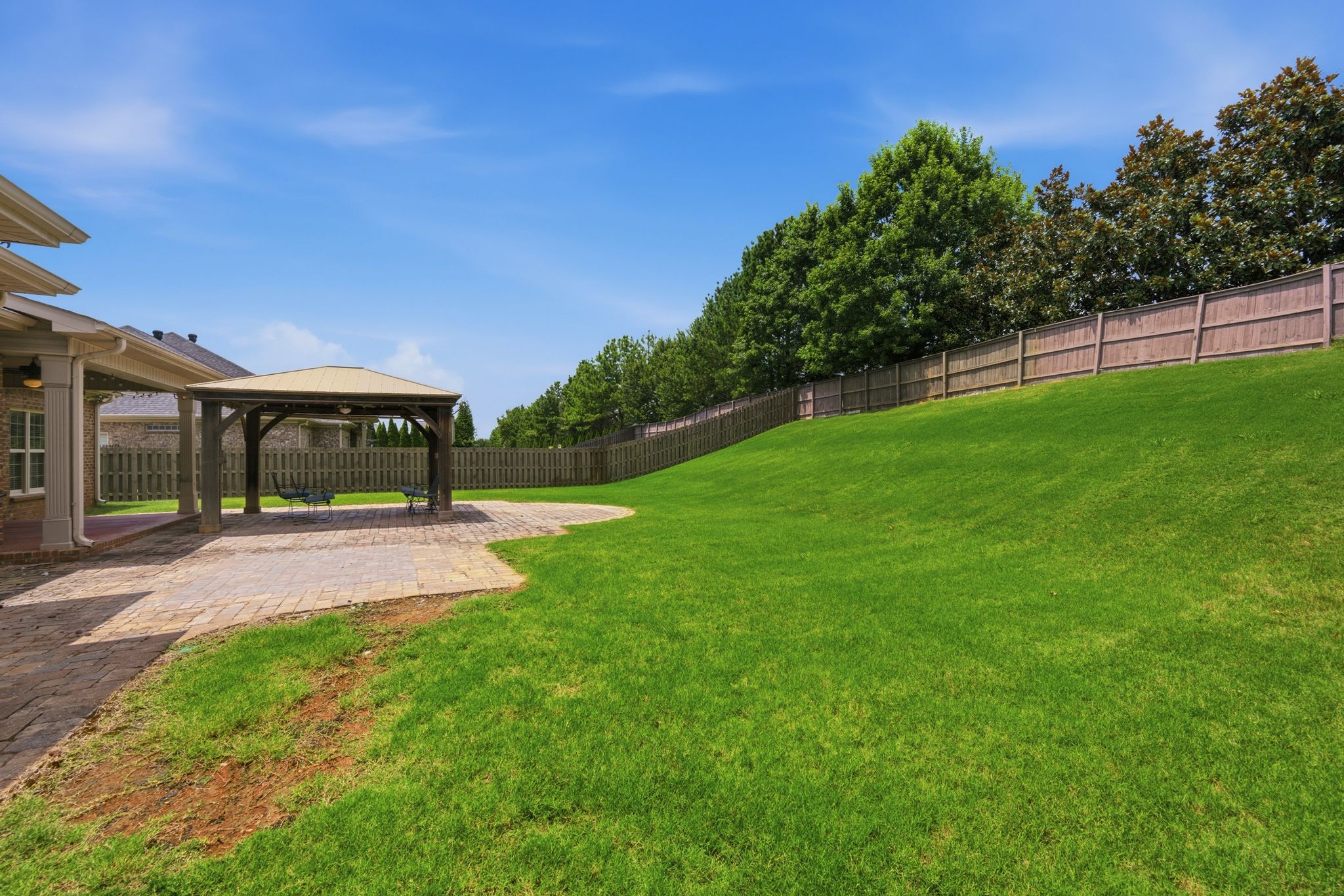  214 Legendwood Drive  NW - 物件實景