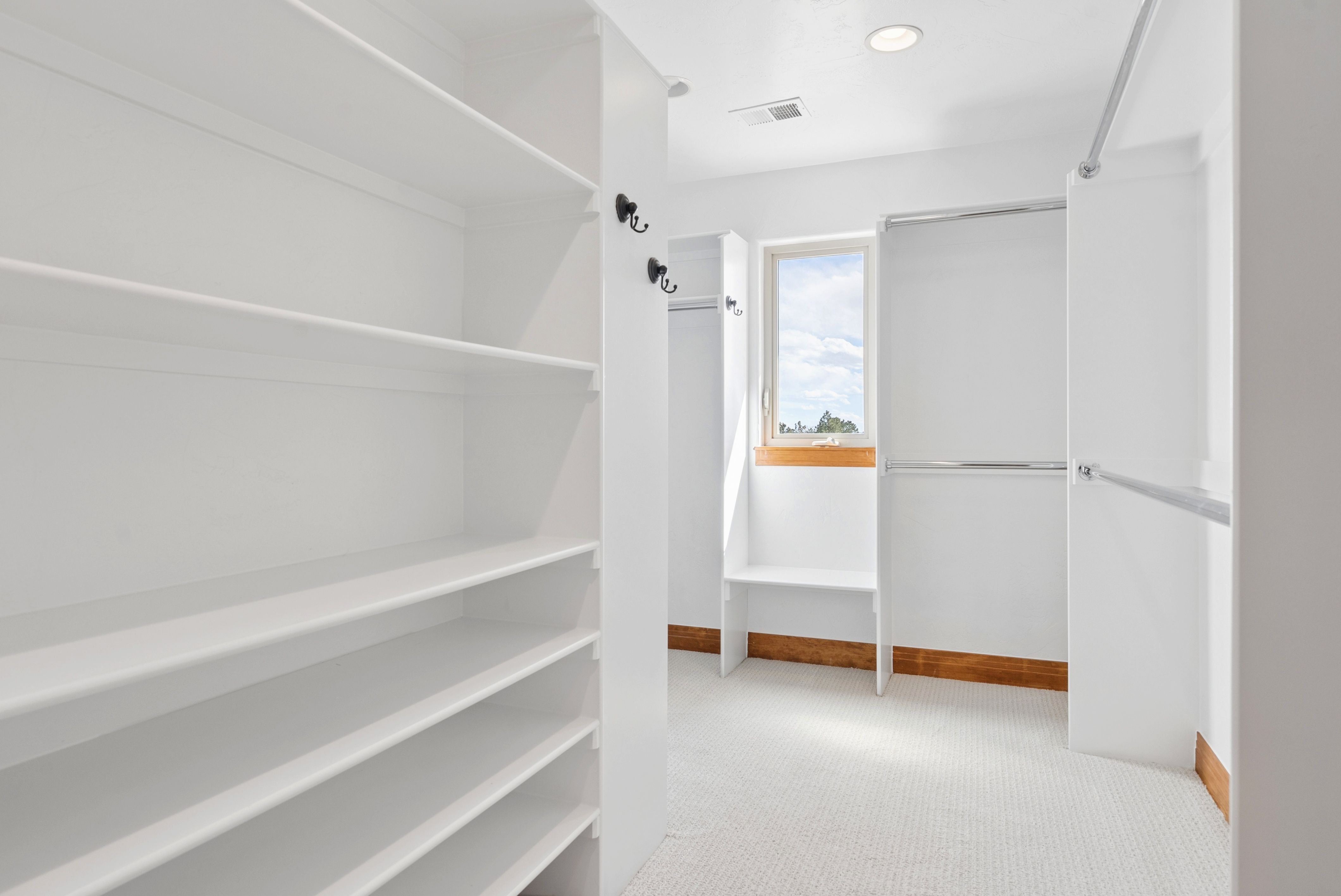  Set high on a hill in The Timbers and backing to open space - 物件實景