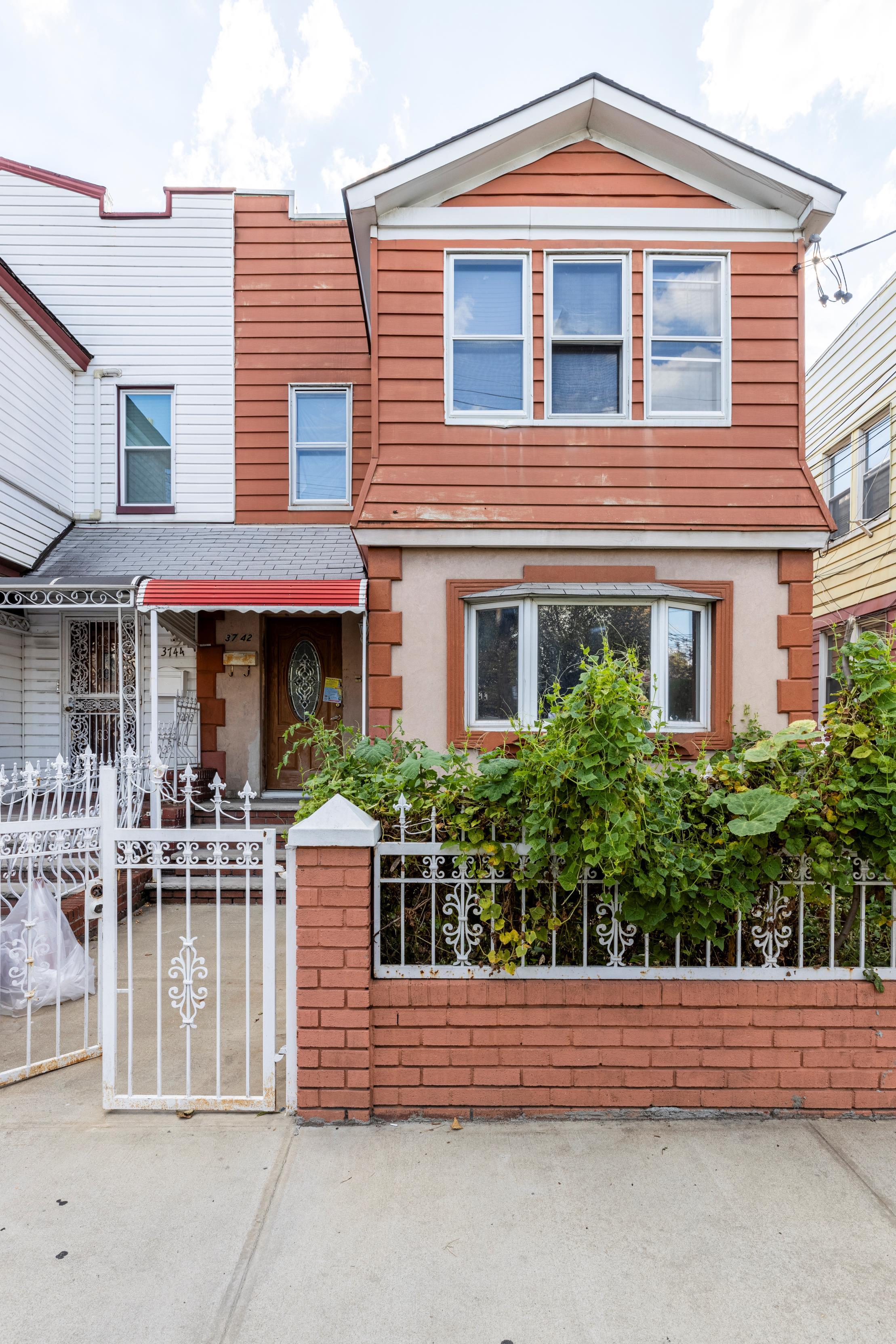 Corona, New York, 11368, United States, 10 Bedrooms Bedrooms, ,3 BathroomsBathrooms,Residential,For Sale,1976119