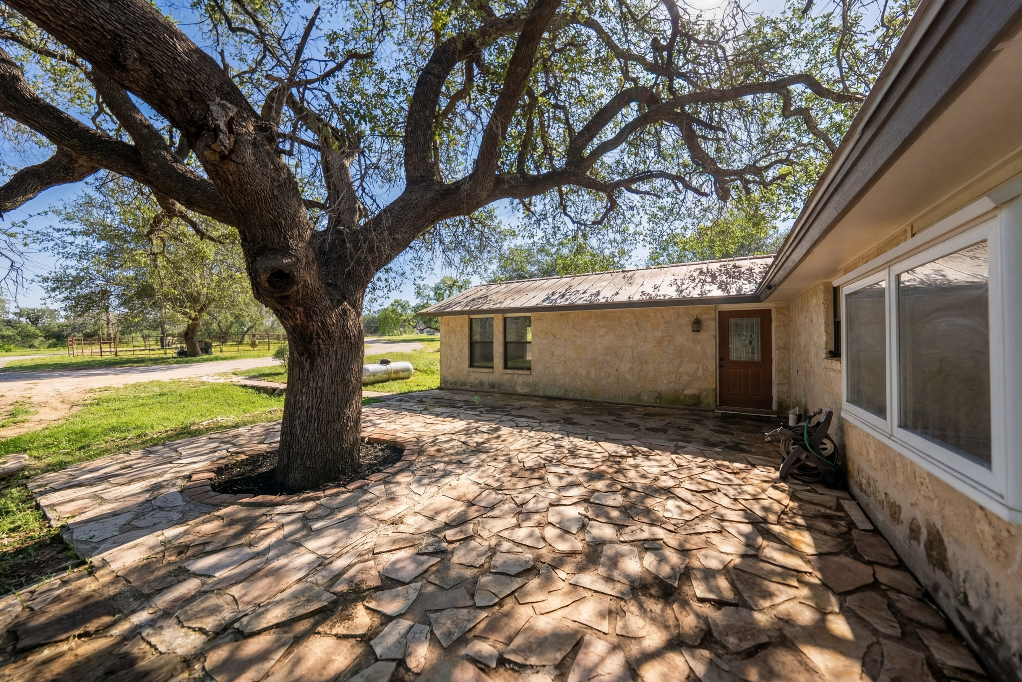  Private 10-Acre Horse Property in Lytle - 物件實景