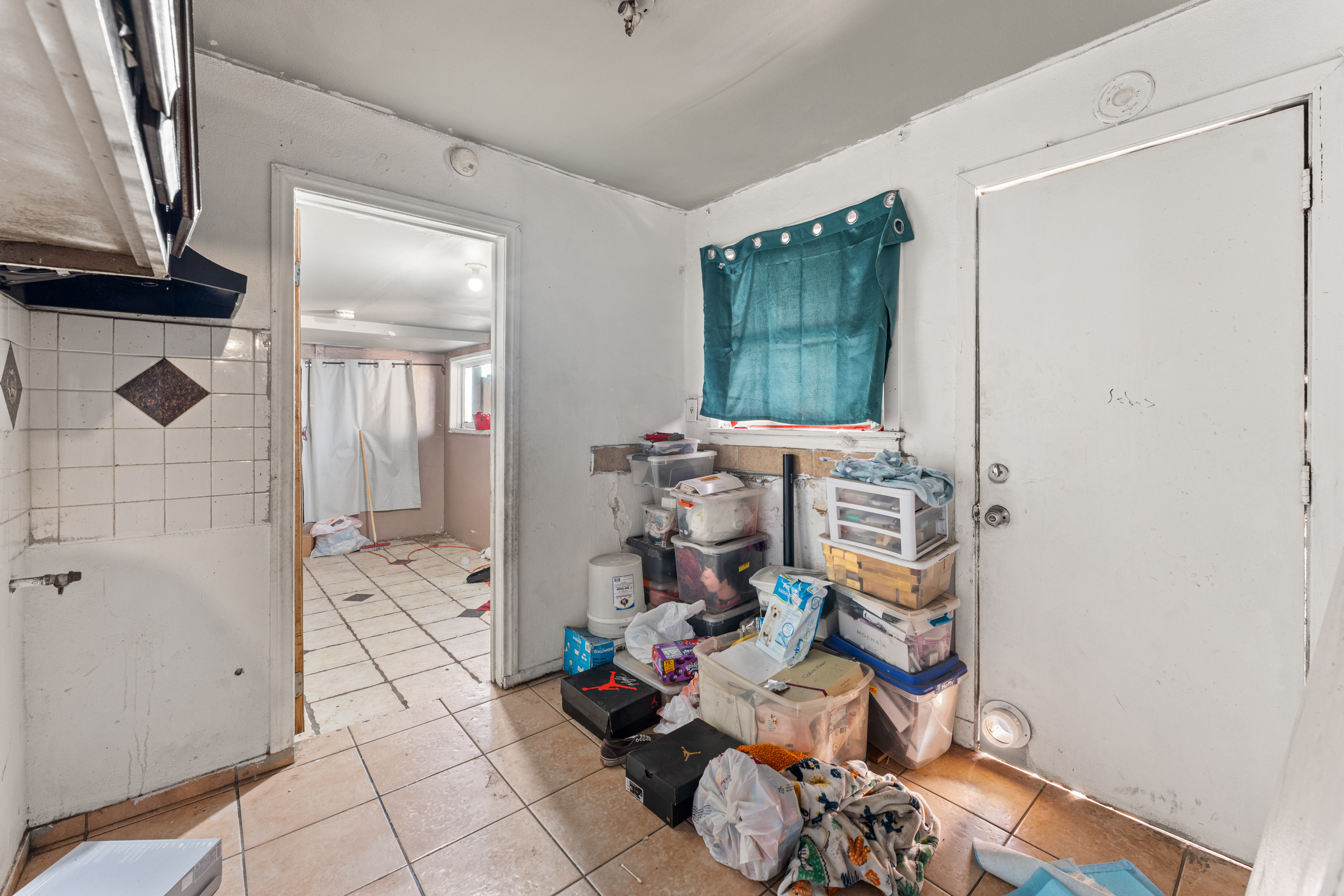 Fontana, California, 92336, United States, 7 Bedrooms Bedrooms, ,4 BathroomsBathrooms,Residential,For Sale,1988528