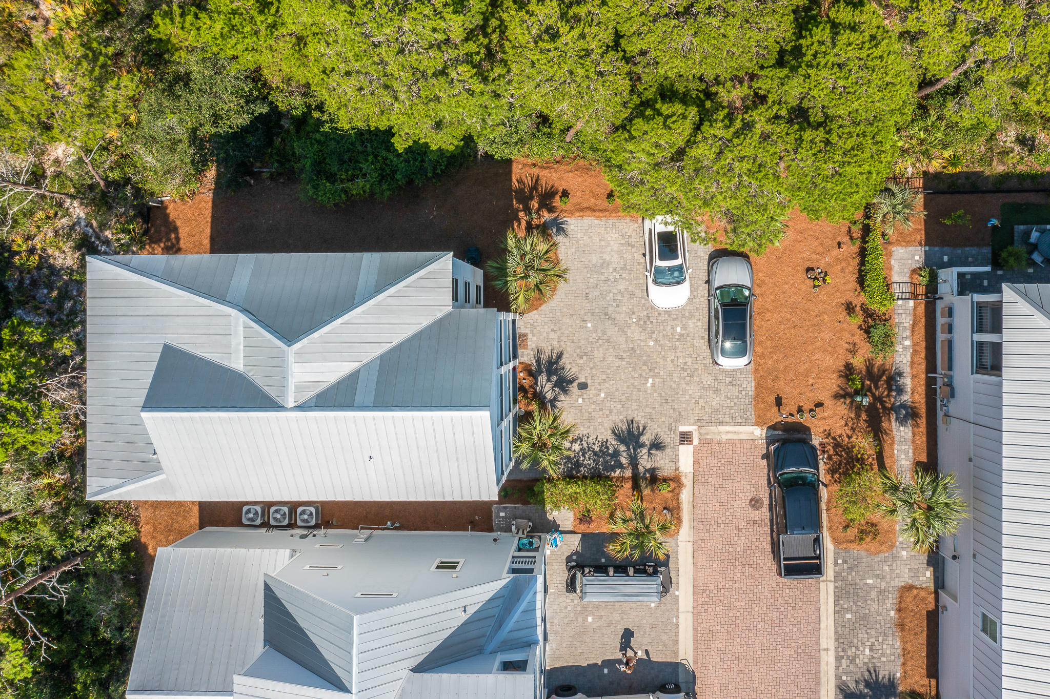  Like-New Coastal Retreat with Rare Privacy and Porches on Every Level - 物件實景