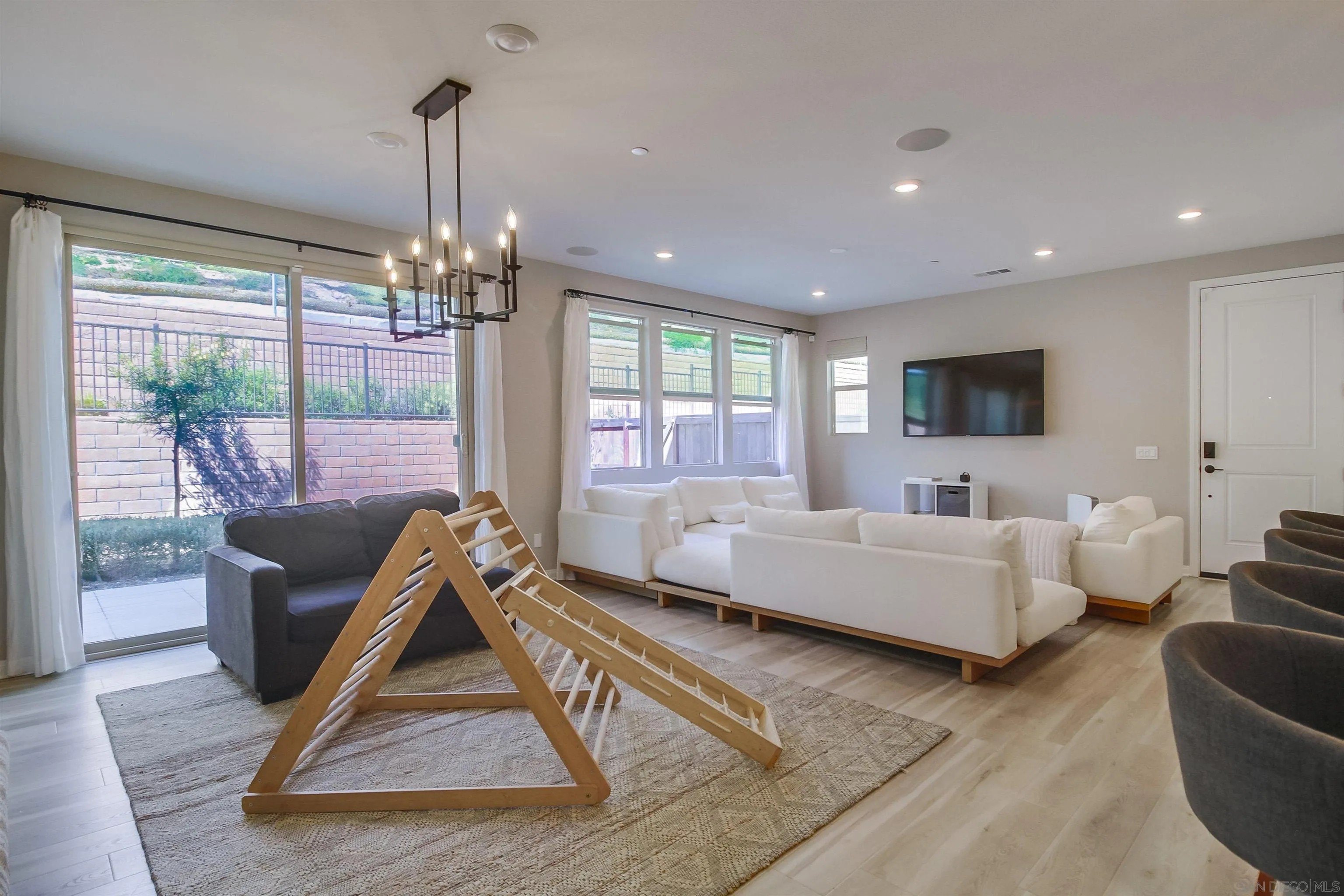 Chula Vista, California, 91913, United States, 4 Bedrooms Bedrooms, ,3 BathroomsBathrooms,Residential,For Sale,1949636