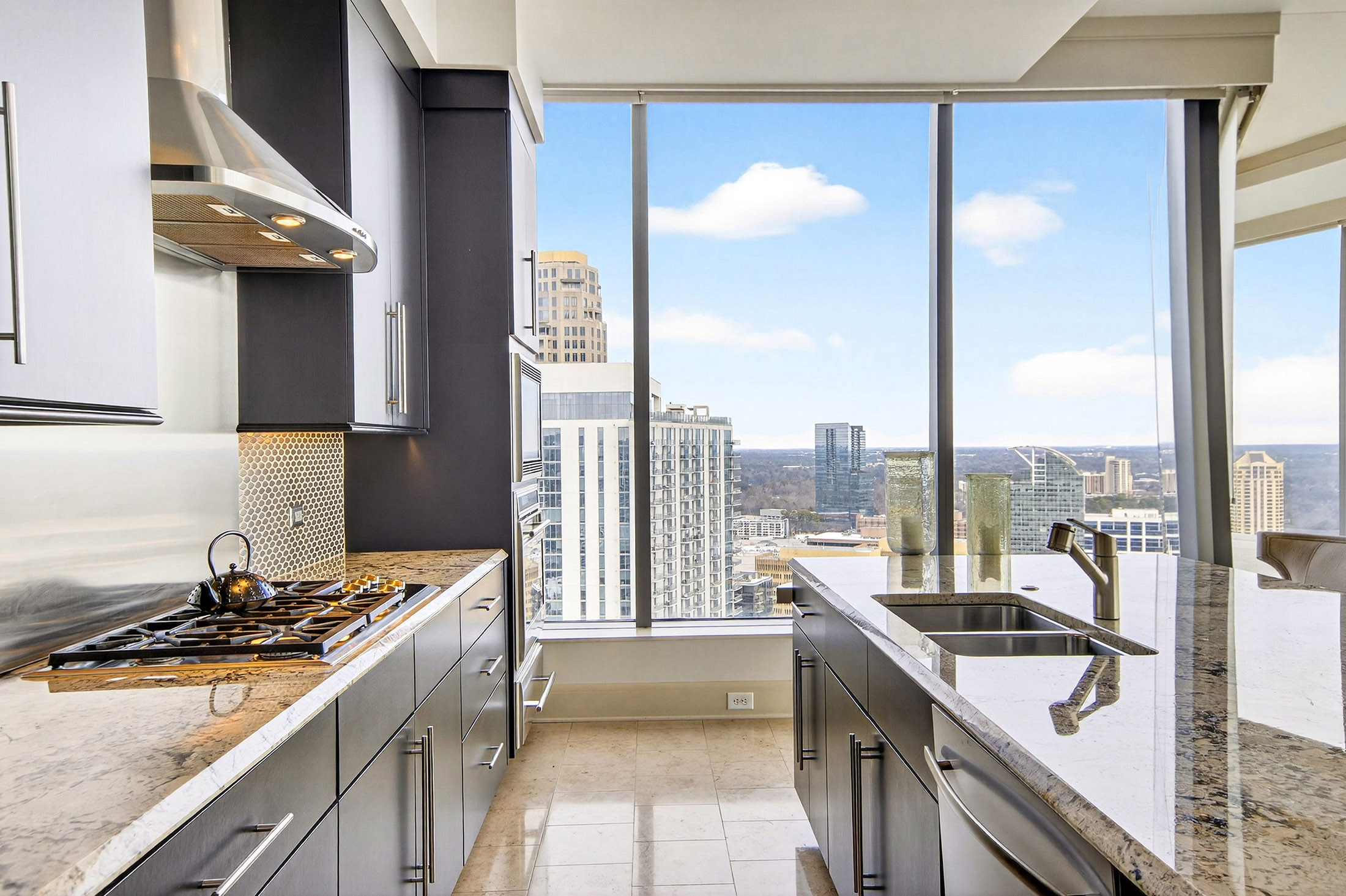  Stunning Luxury Condo, Perched on the 29th Floor - 物件實景