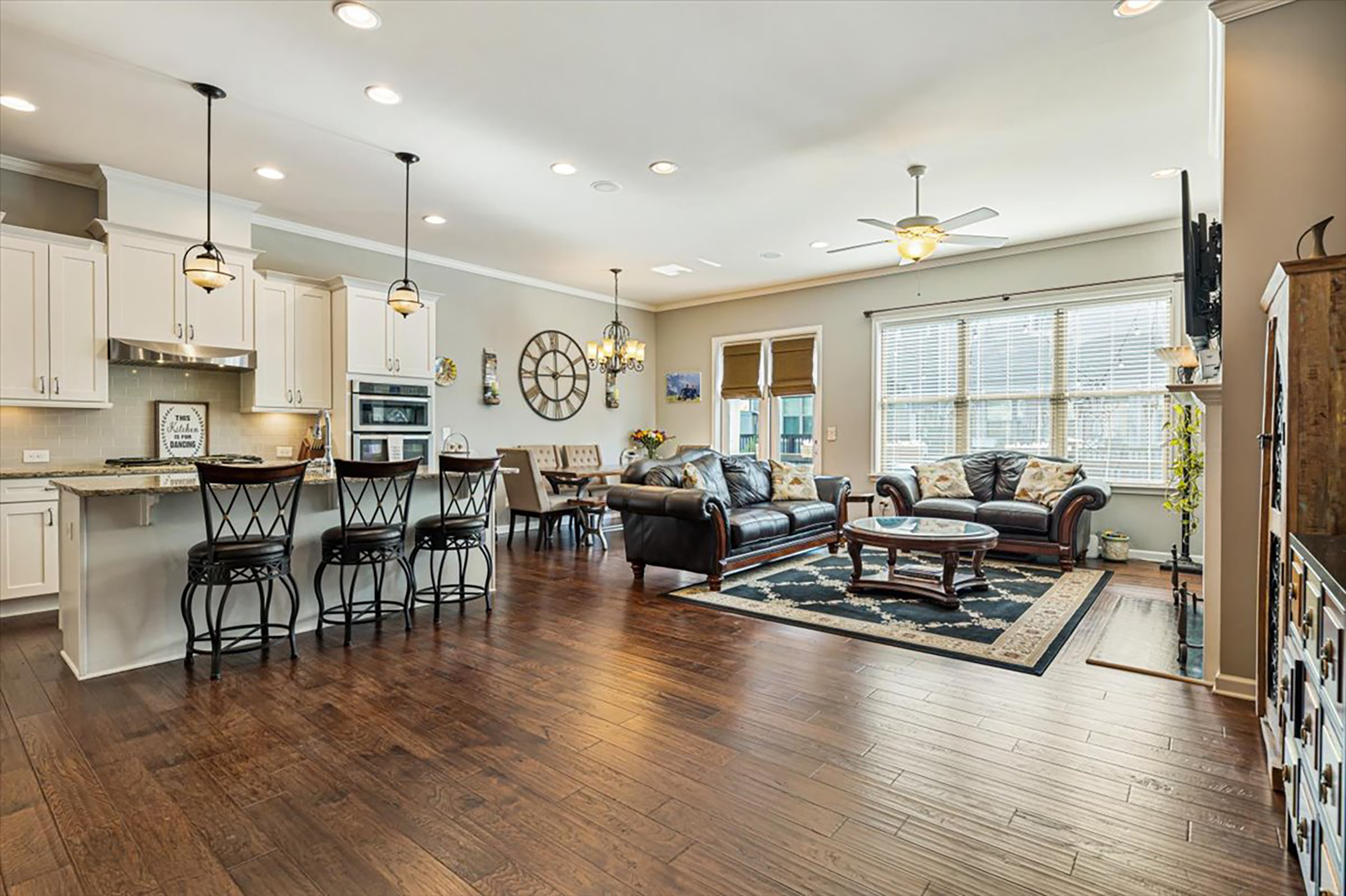  Beautifully Maintained Townhome in Gated Community - 物件實景