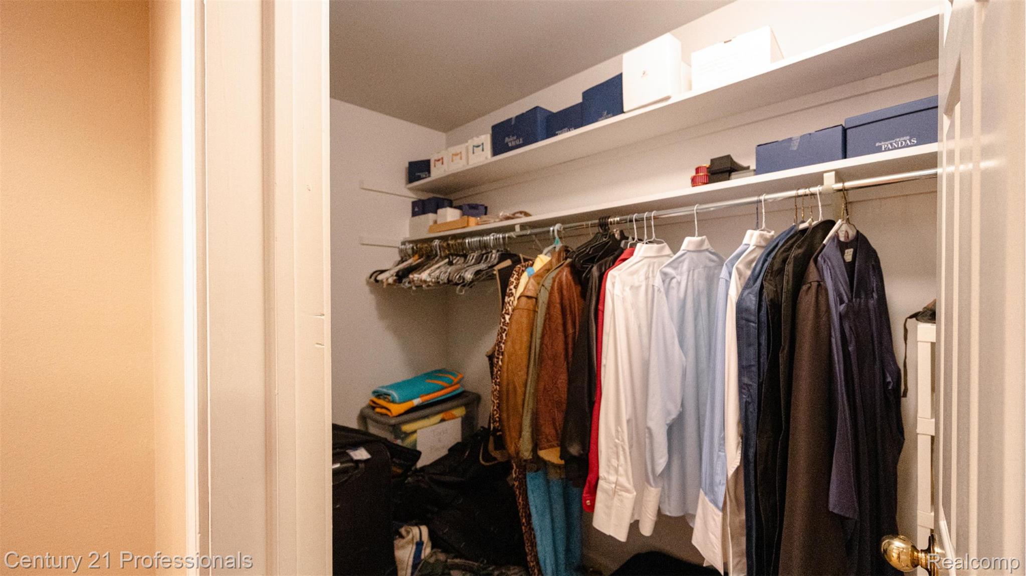 RochesterHills, Michigan, 48309, United States, 4 Bedrooms Bedrooms, ,4 BathroomsBathrooms,Residential,For Sale,1980404