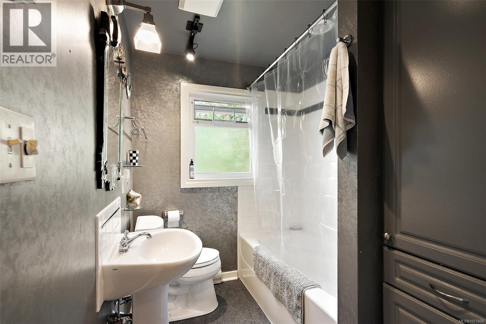 OAK BAY, British Columbia, V8R 5L1, CA, 3 Bedrooms Bedrooms, ,1 BathroomBathrooms,Residential,For Sale,1949750