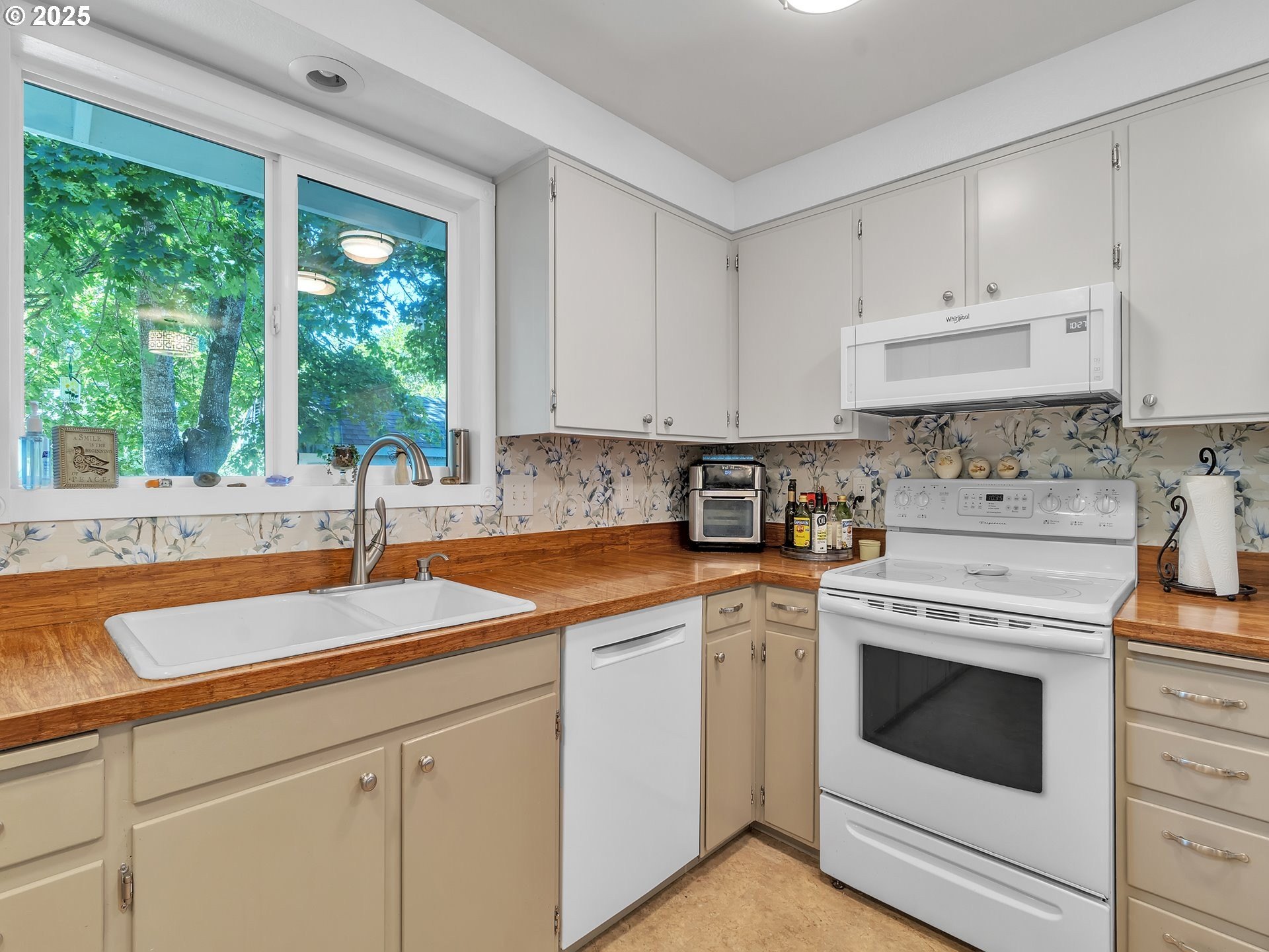 McMinnville, Oregon, 97128, United States, 3 Bedrooms Bedrooms, ,2 BathroomsBathrooms,Residential,For Sale,1901824