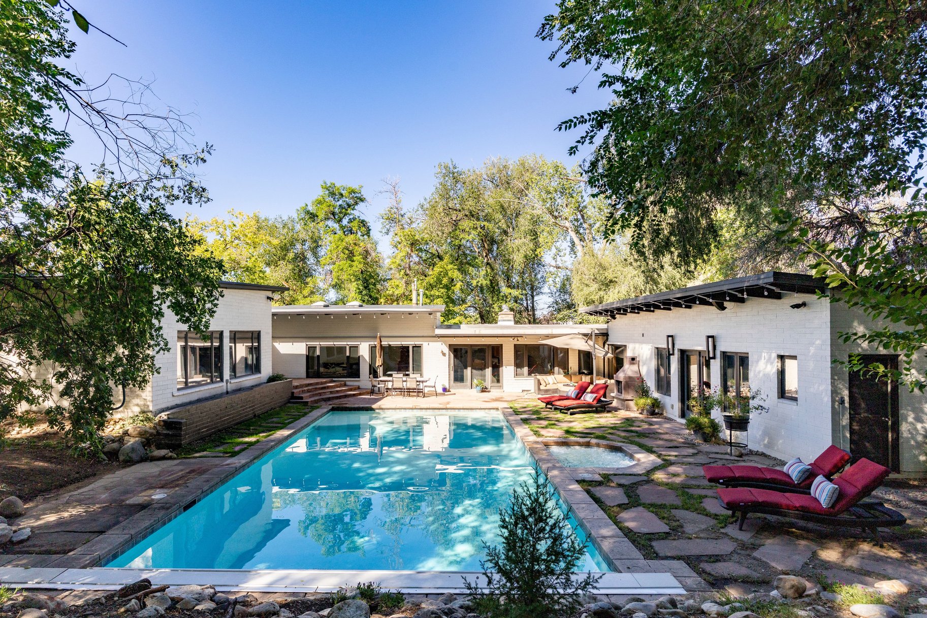  Mid Century Modern Home on a 1/2 Acre Lot - 物件實景