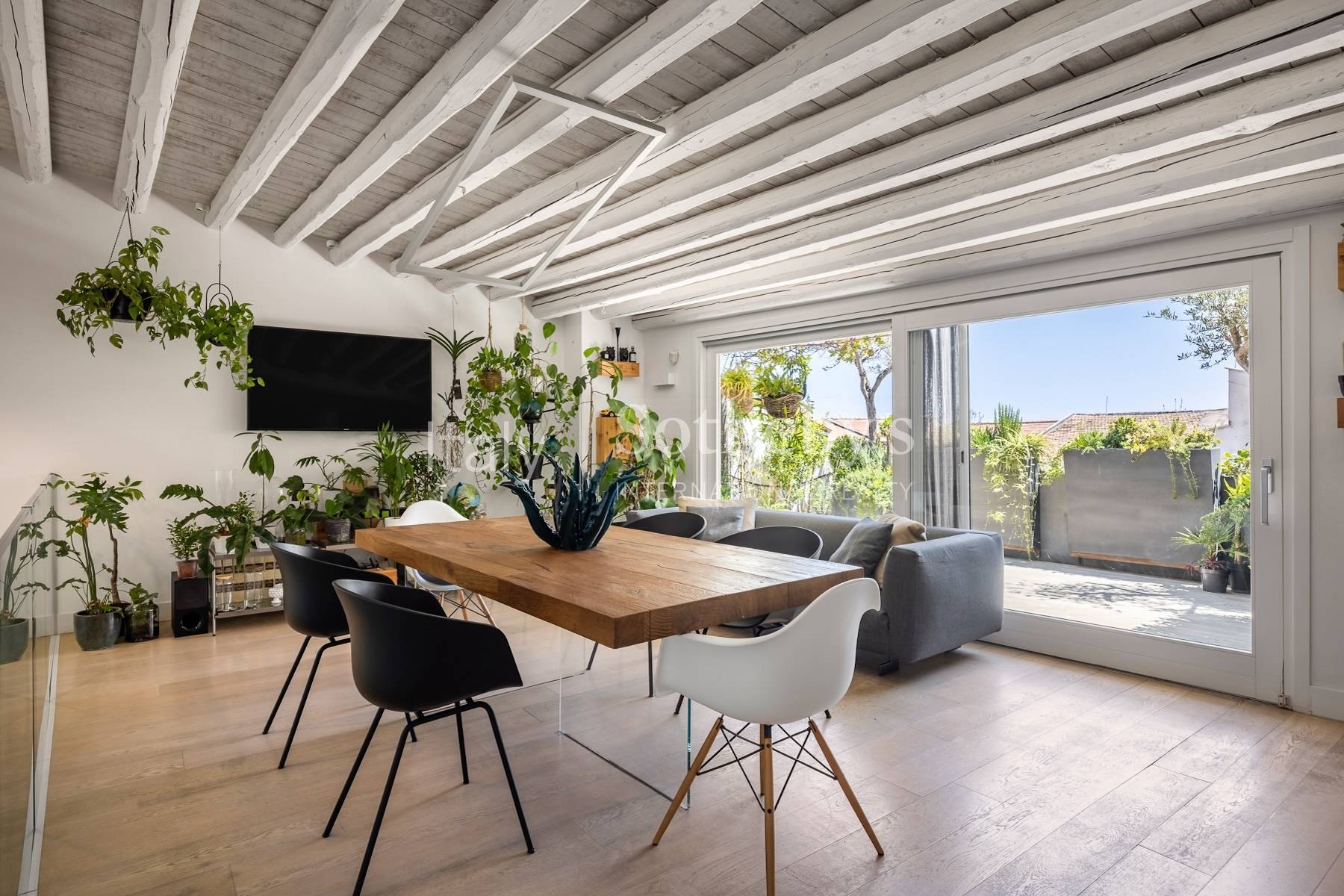  Penthouse with Terrace in the Heart of Palermo