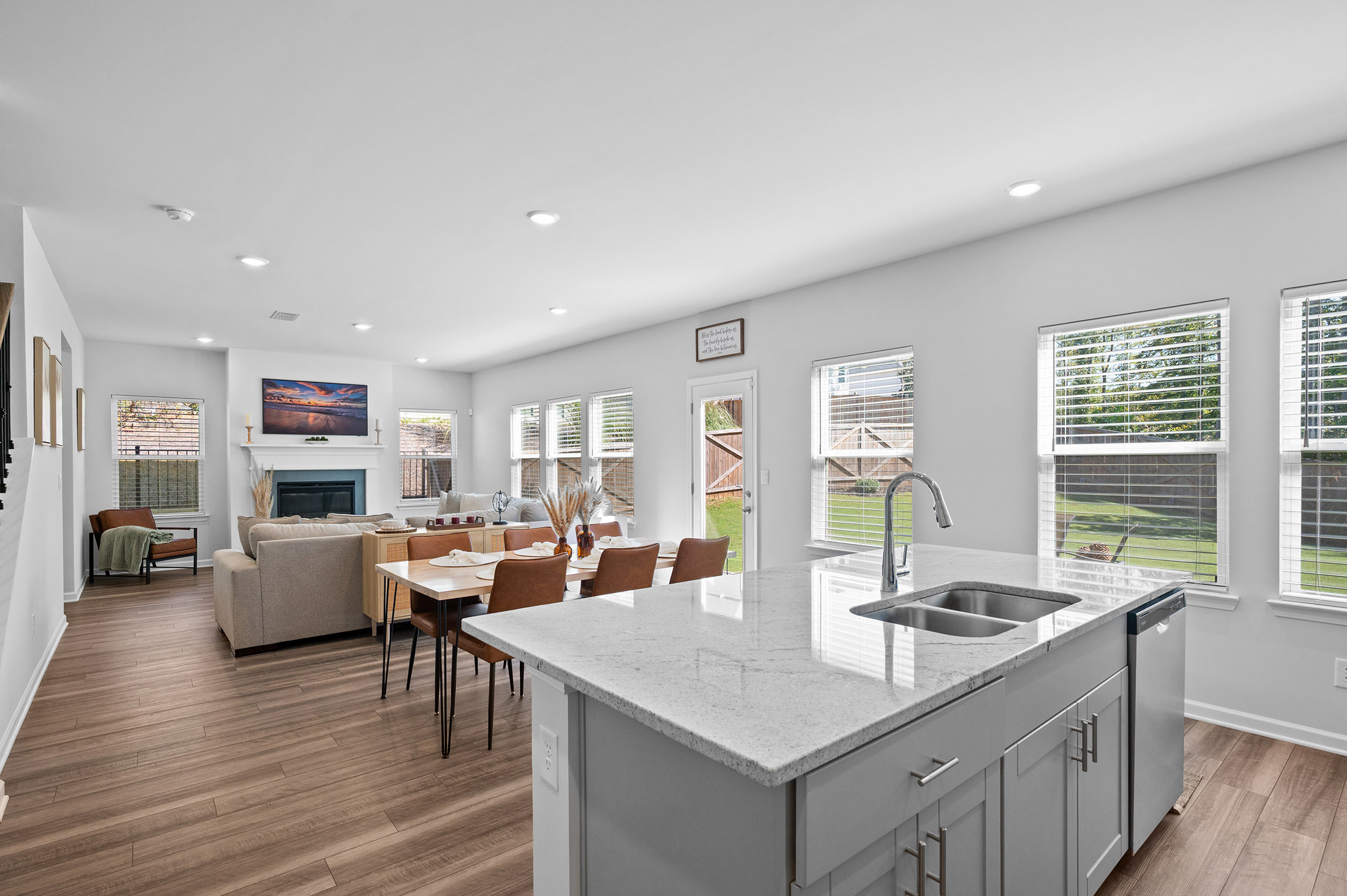  Move-In-Ready Living with a Home Office and Media Loft - 物件實景