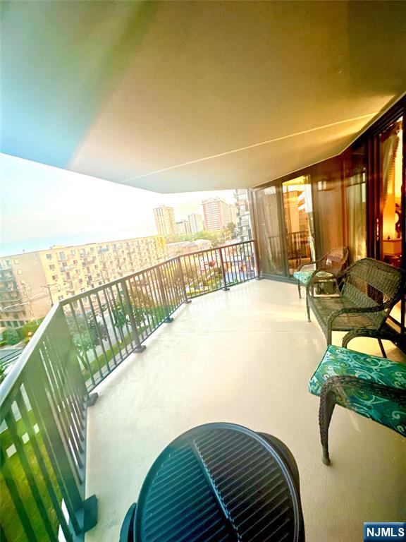 Hackensack, New Jersey, 07601, United States, 2 Bedrooms Bedrooms, ,2 BathroomsBathrooms,Residential,For Sale,1912760