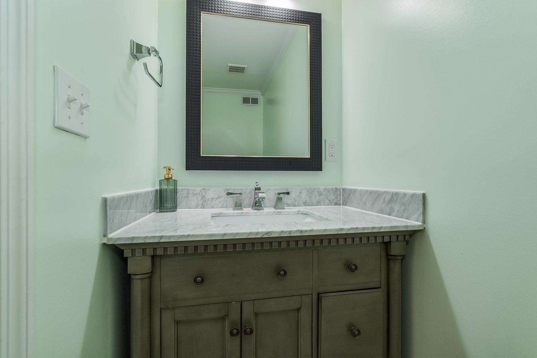  Experience Urban Luxury with this End-Unit Townhome - 物件實景