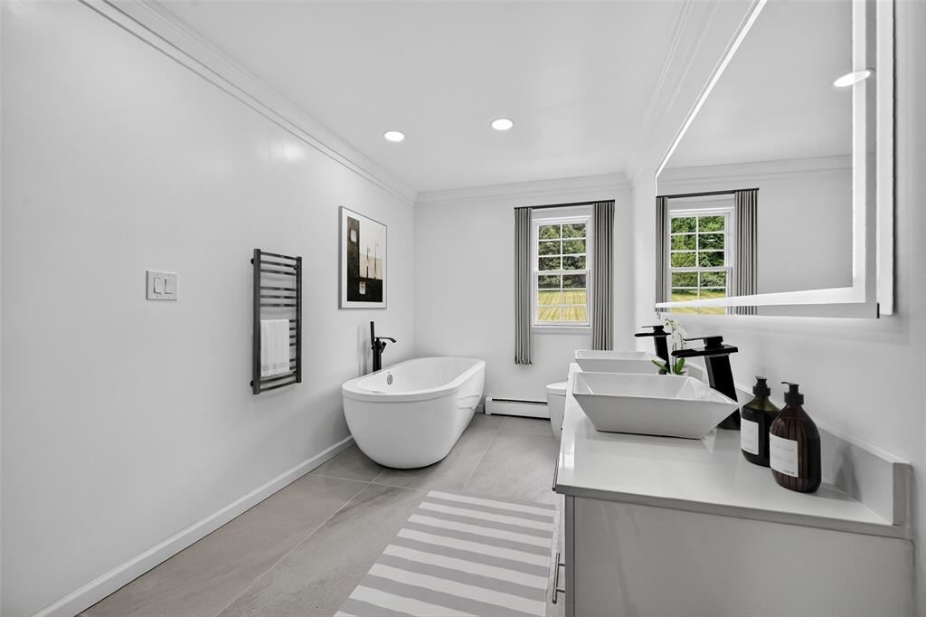 Warwick, New York, 10990, United States, 5 Bedrooms Bedrooms, ,4 BathroomsBathrooms,Residential,For Sale,1981547