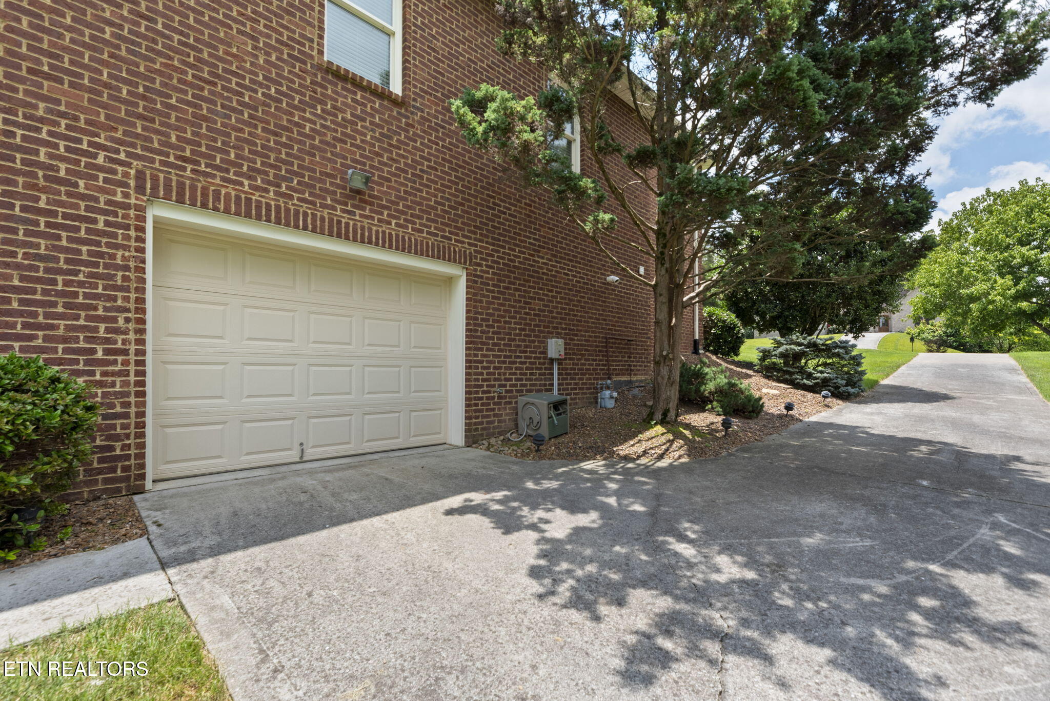 Kingston, Tennessee, 37763, United States, 3 Bedrooms Bedrooms, ,4 BathroomsBathrooms,Residential,For Sale,1885979