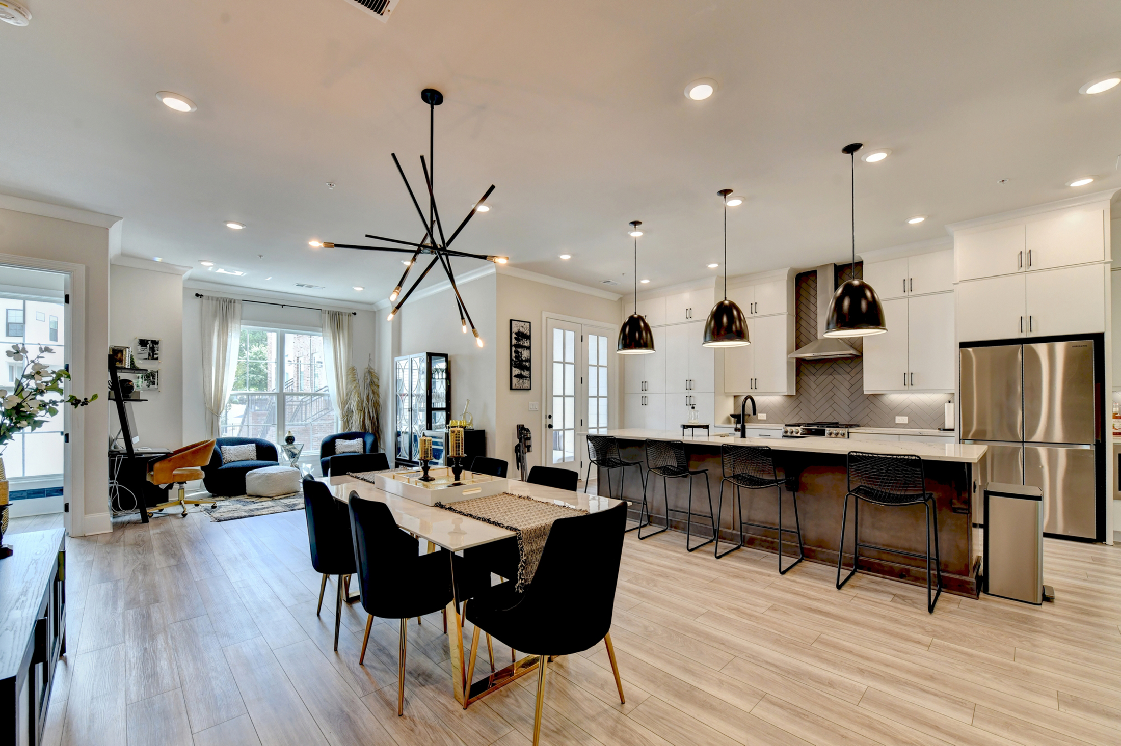  Welcome Home to this Magnificent Three-Story Townhome - 物件實景