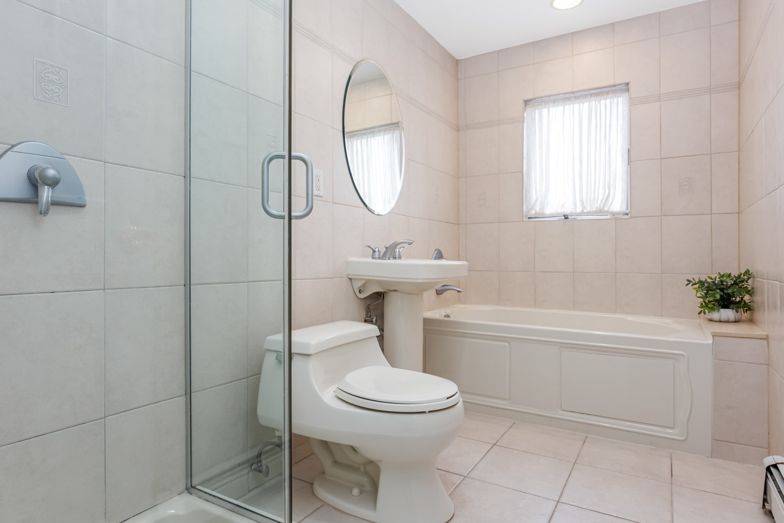 Middle Village, New York, 11379, United States, 3 Bedrooms Bedrooms, ,2 BathroomsBathrooms,Residential,For Sale,1941665