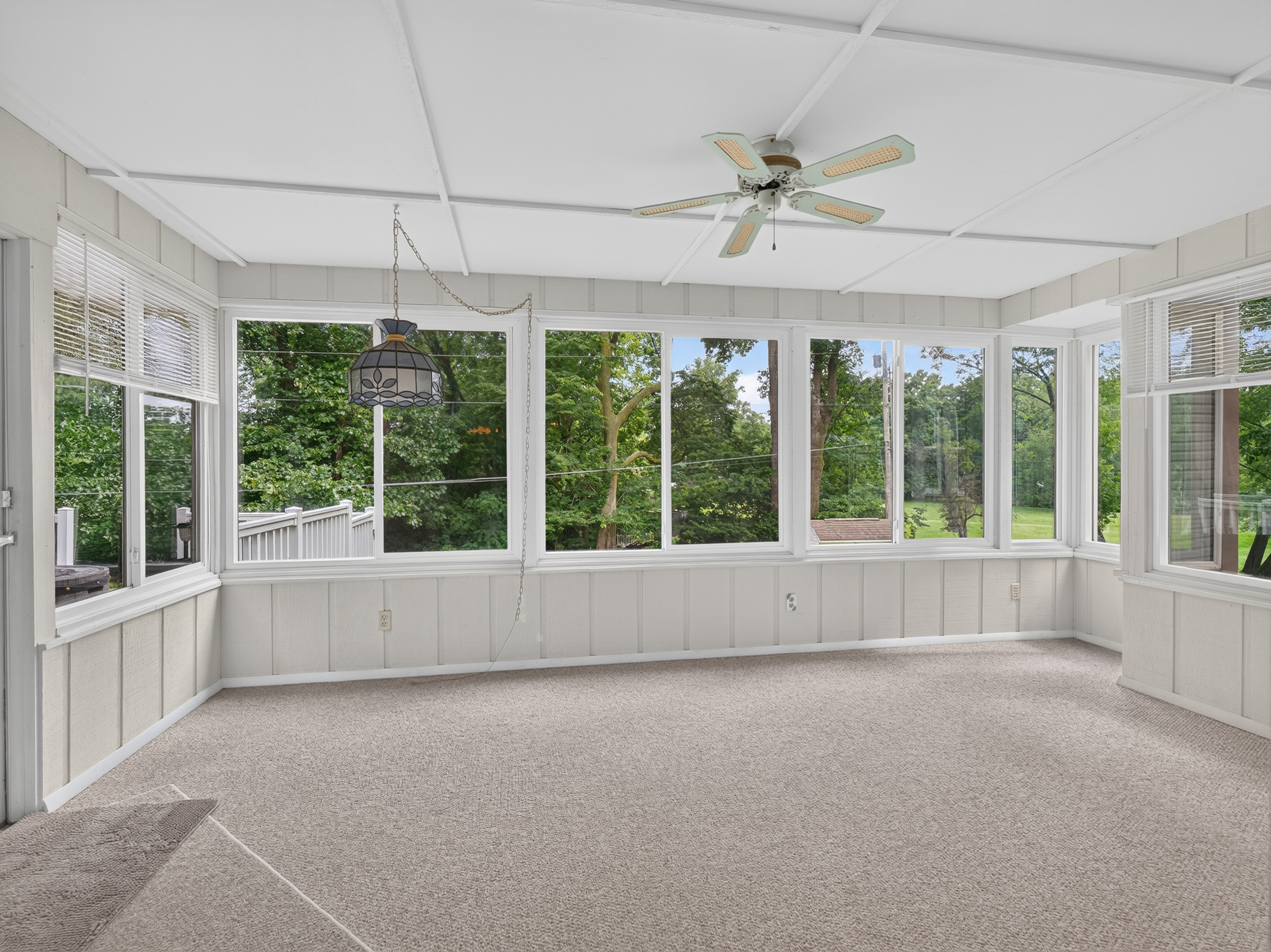  Well-Maintained 4 Bedroom Home on a Beautifully Landscaped Lot - 物件實景