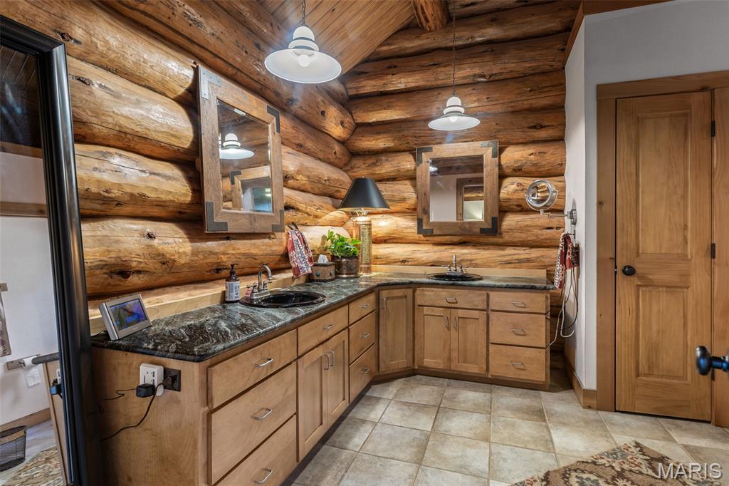 Farmington, Missouri, 63640, United States, 3 Bedrooms Bedrooms, ,4 BathroomsBathrooms,Residential,For Sale,1991980