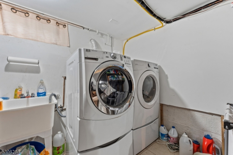 Dunellen Boro, New Jersey, 08812, United States, 5 Bedrooms Bedrooms, ,2 BathroomsBathrooms,Residential,For Sale,1989398