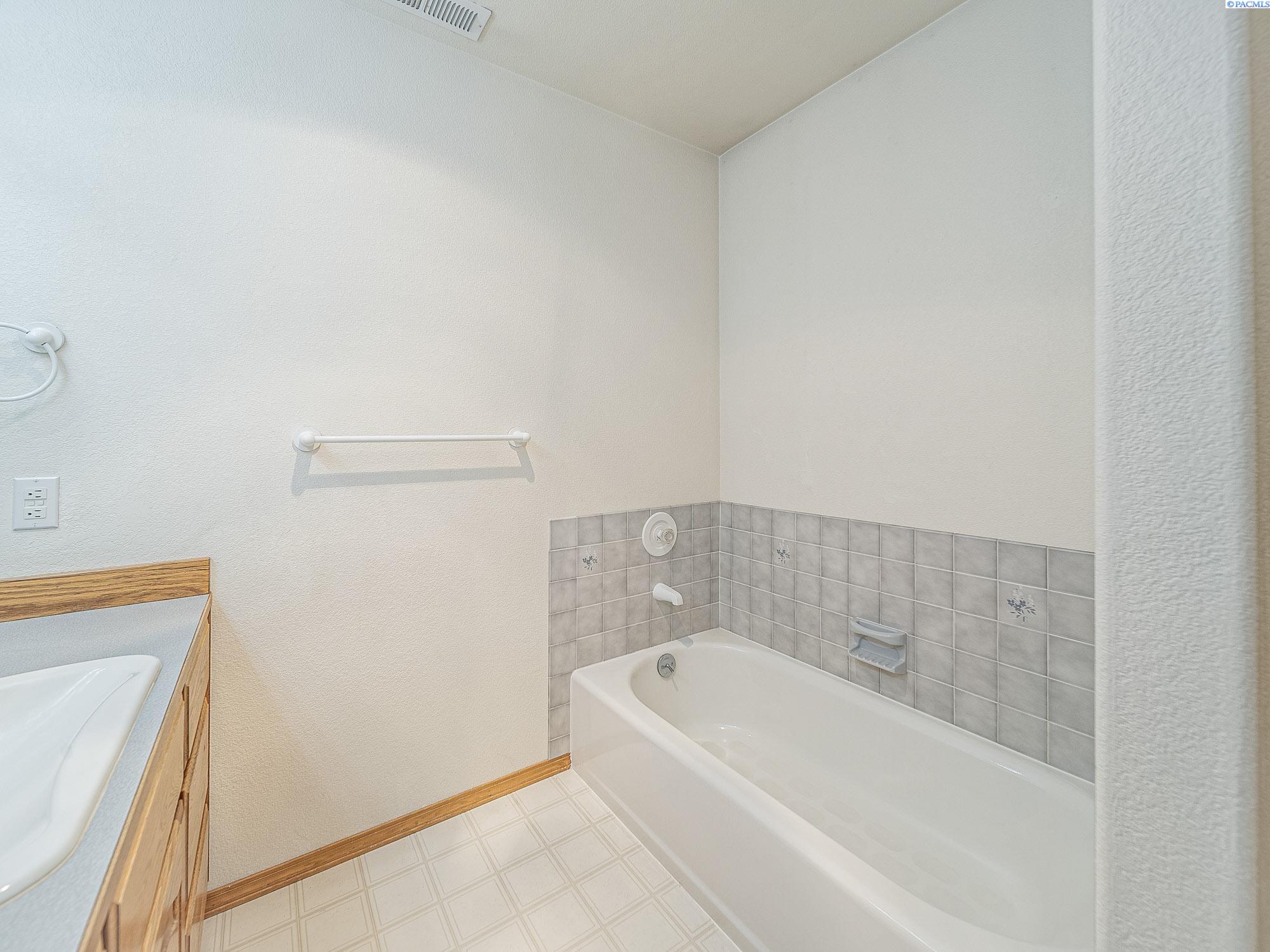Yakima, Washington, 98908-0000, United States, 4 Bedrooms Bedrooms, ,2 BathroomsBathrooms,Residential,For Sale,1827891