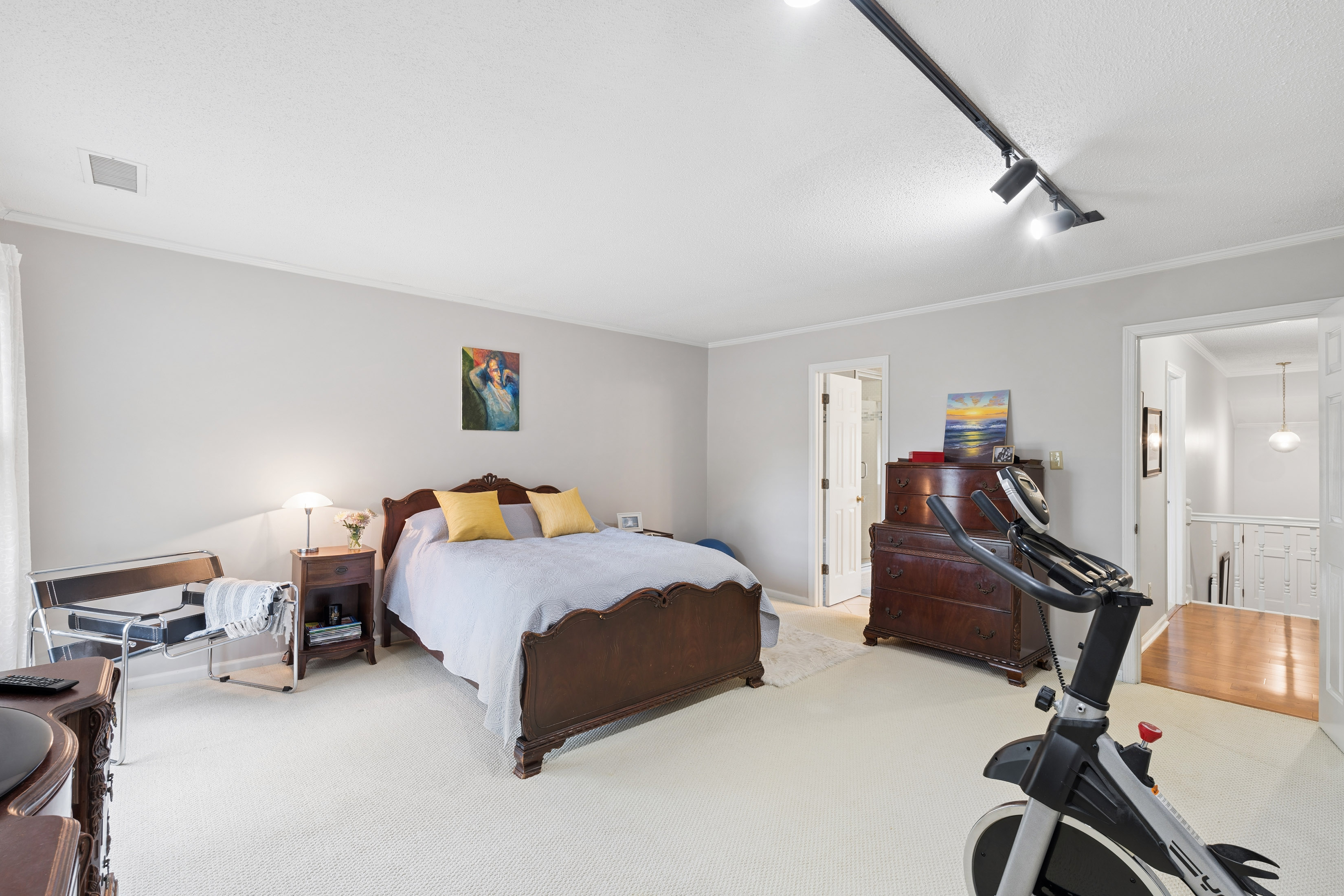  Lovingly Maintained and Thoughtfully Updated Residence - 物件實景