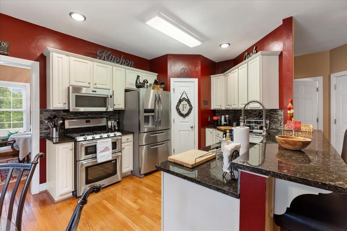 Blacksburg, Virginia, 24060, United States, 5 Bedrooms Bedrooms, ,4 BathroomsBathrooms,Residential,For Sale,1828215