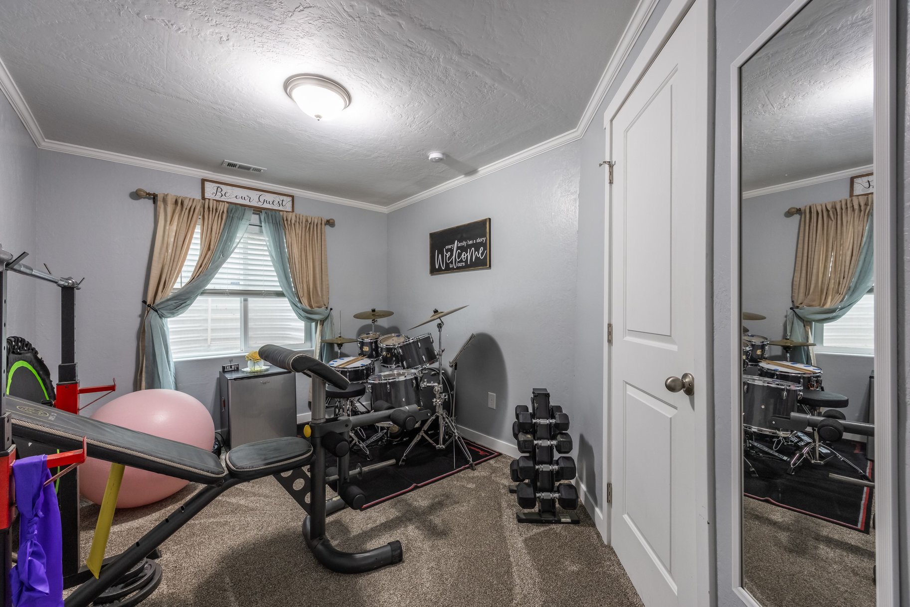  Standout Townhome with Finished Basement & Extras - 物件實景