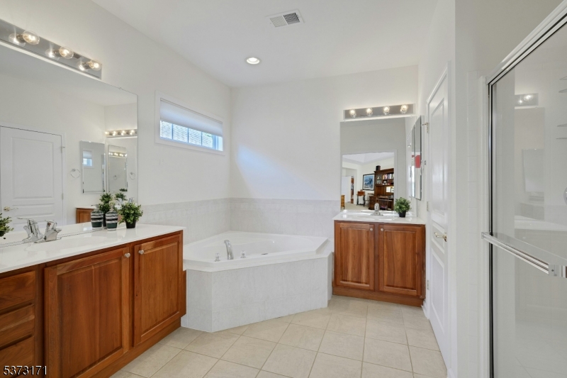 Franklin Twp., New Jersey, 08873, United States, 2 Bedrooms Bedrooms, ,2 BathroomsBathrooms,Residential,For Sale,1947950