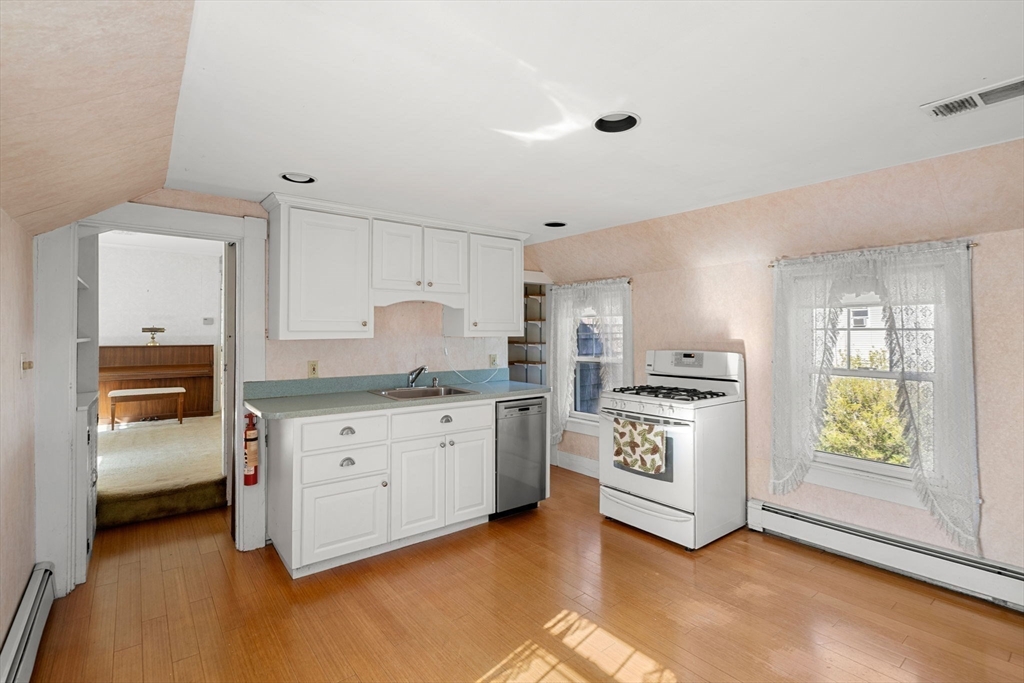 Wakefield, Massachusetts, 01880, United States, 4 Bedrooms Bedrooms, ,2 BathroomsBathrooms,Residential,For Sale,1947079