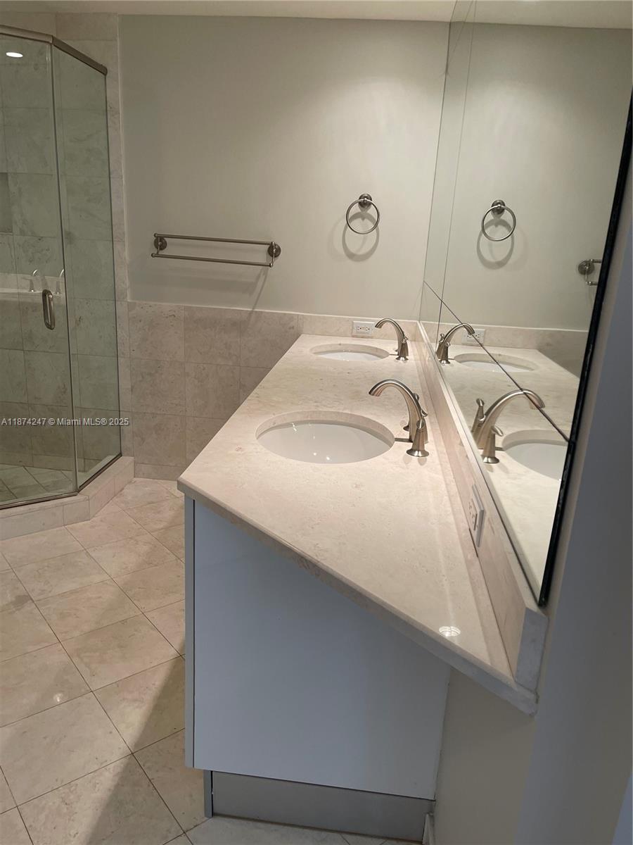 Miami, Florida, 33131, United States, 2 Bedrooms Bedrooms, ,3 BathroomsBathrooms,Residential,For Sale,1942203