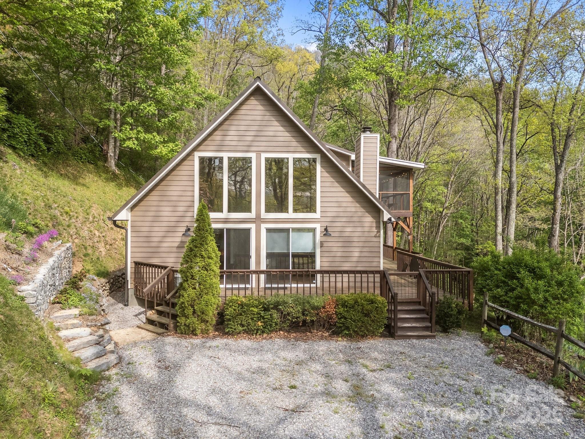 Waynesville, North Carolina, 28785, United States, 3 Bedrooms Bedrooms, ,2 BathroomsBathrooms,Residential,For Sale,1793601