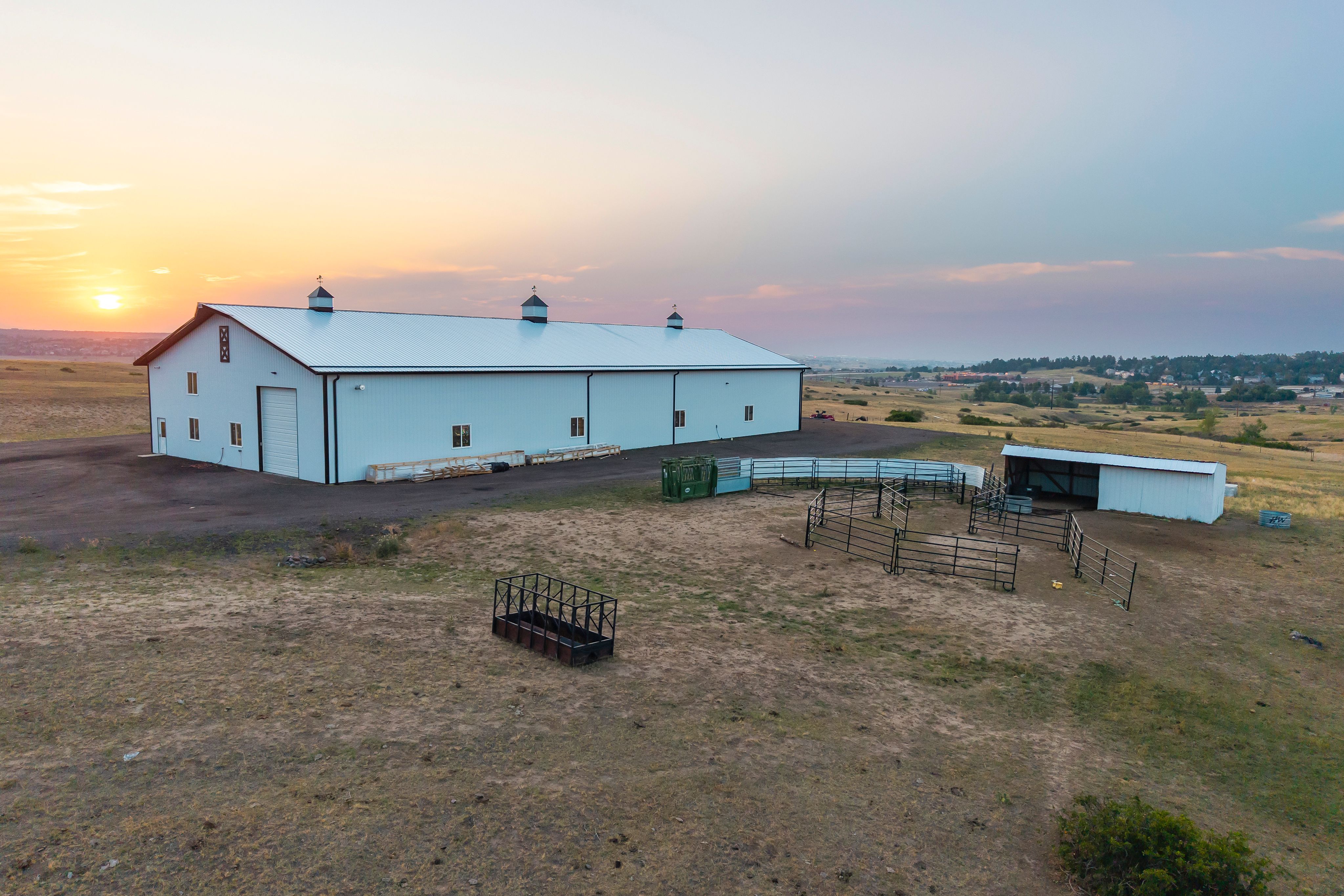  35 Acres  Front Range Views  Saltwater Pool  8,400 SF Workshop - 物件實景