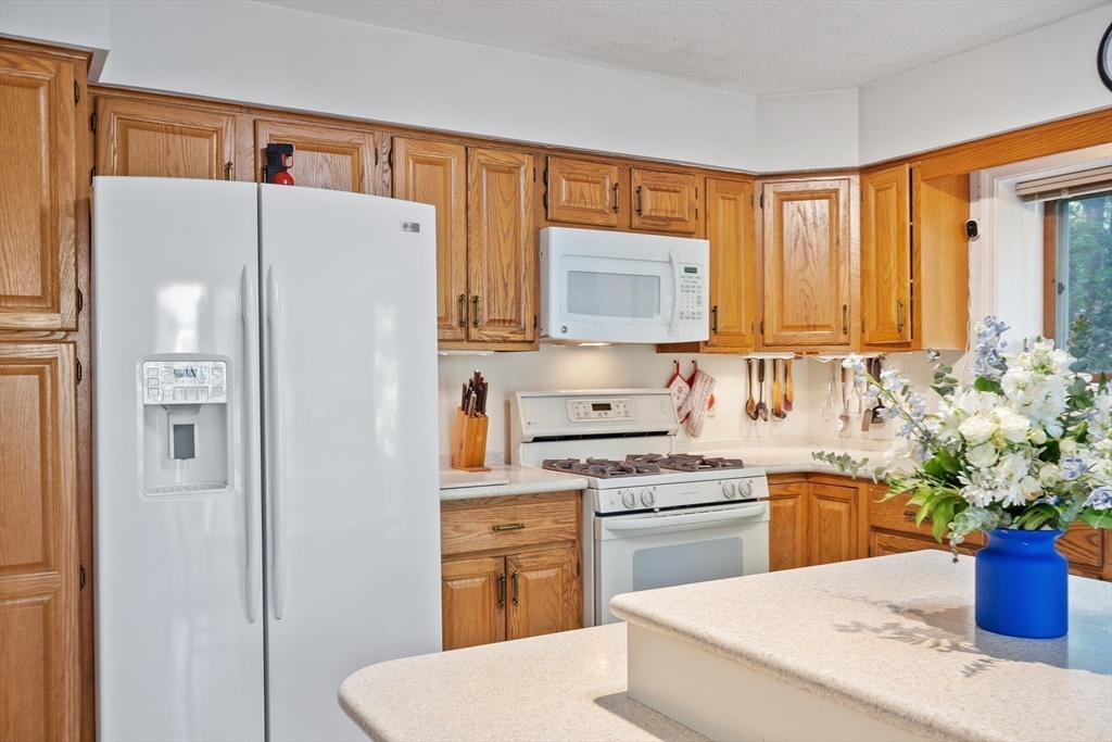 Salem, Massachusetts, 01970, United States, 2 Bedrooms Bedrooms, ,3 BathroomsBathrooms,Residential,For Sale,1932655