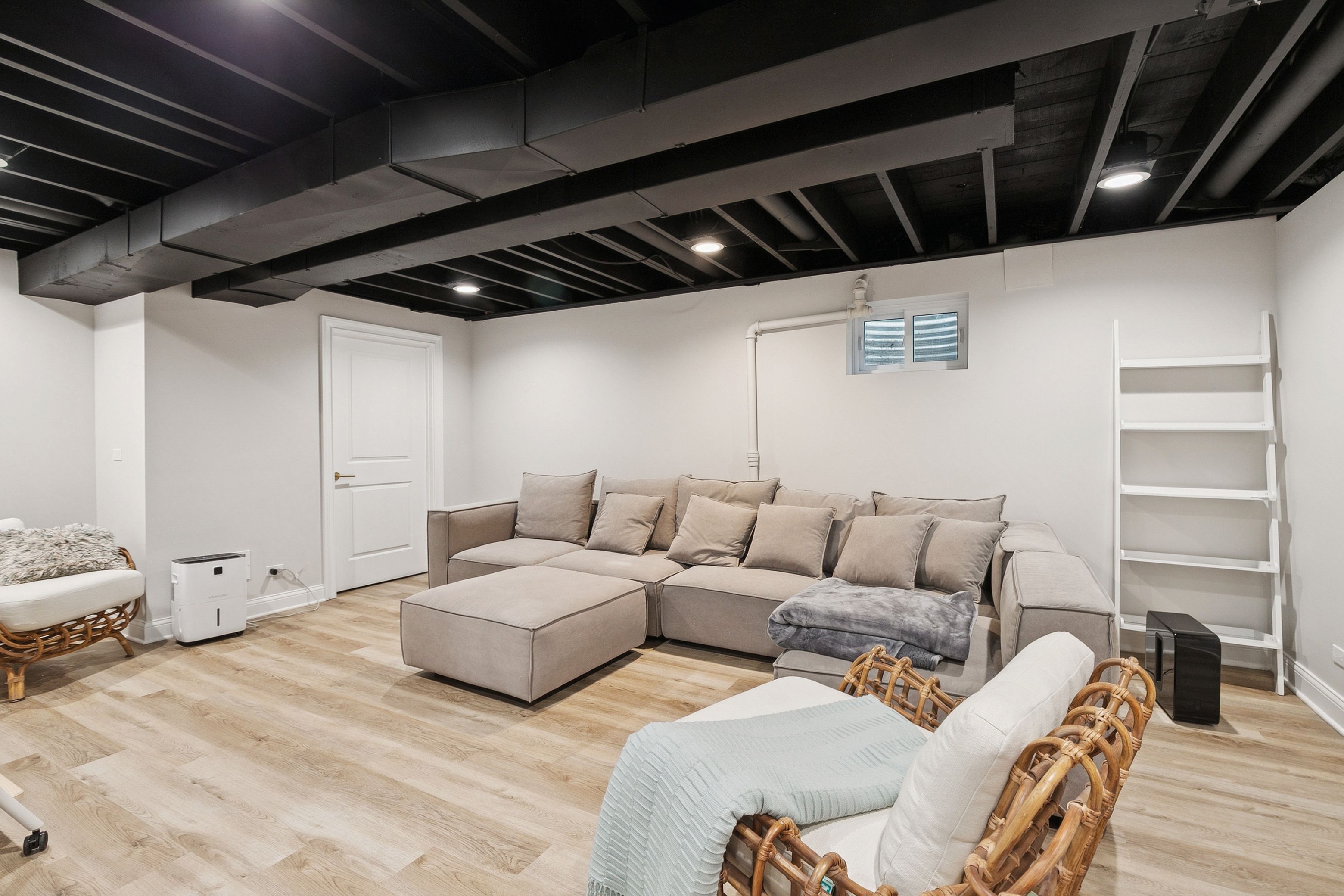  Timeless Charm with Extensive Modern Upgrades and an Unbeatable Lifestyle - 物件實景