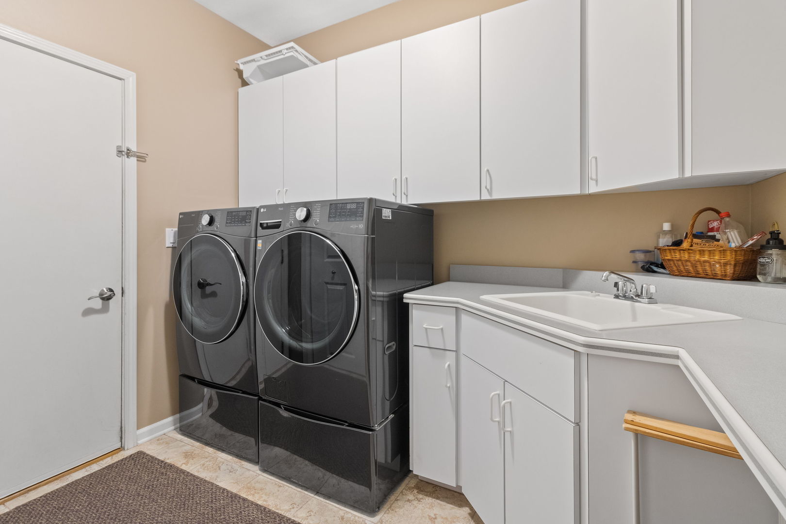 Shorewood, Illinois, 60404, United States, 4 Bedrooms Bedrooms, ,4 BathroomsBathrooms,Residential,For Sale,1971315