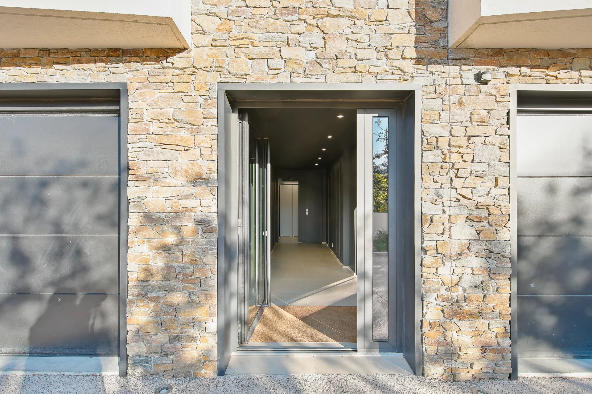 Le Lavandou, Provence-Alpes-Côte d’Azur, 83980, FR, 4 Bedrooms Bedrooms, ,Residential,For Sale,1998192